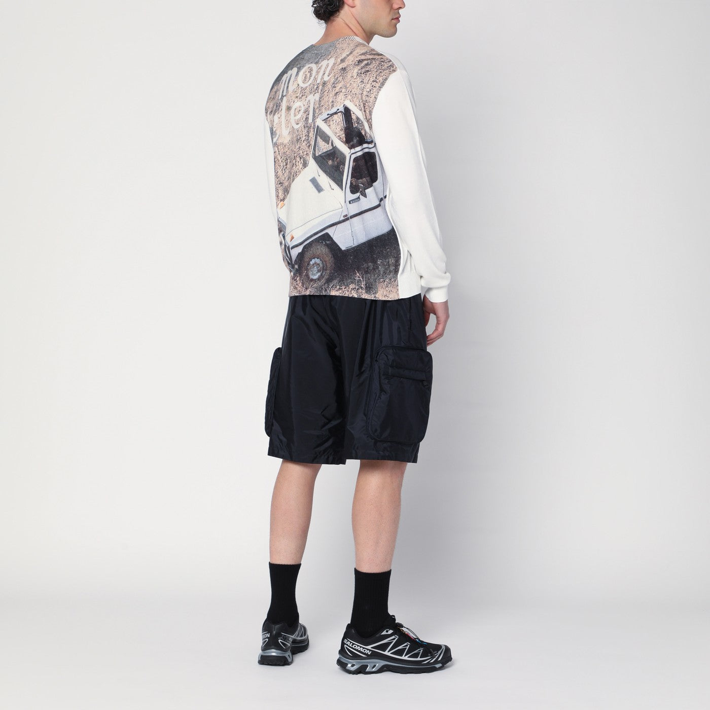 Pull blanc avec impression du logo