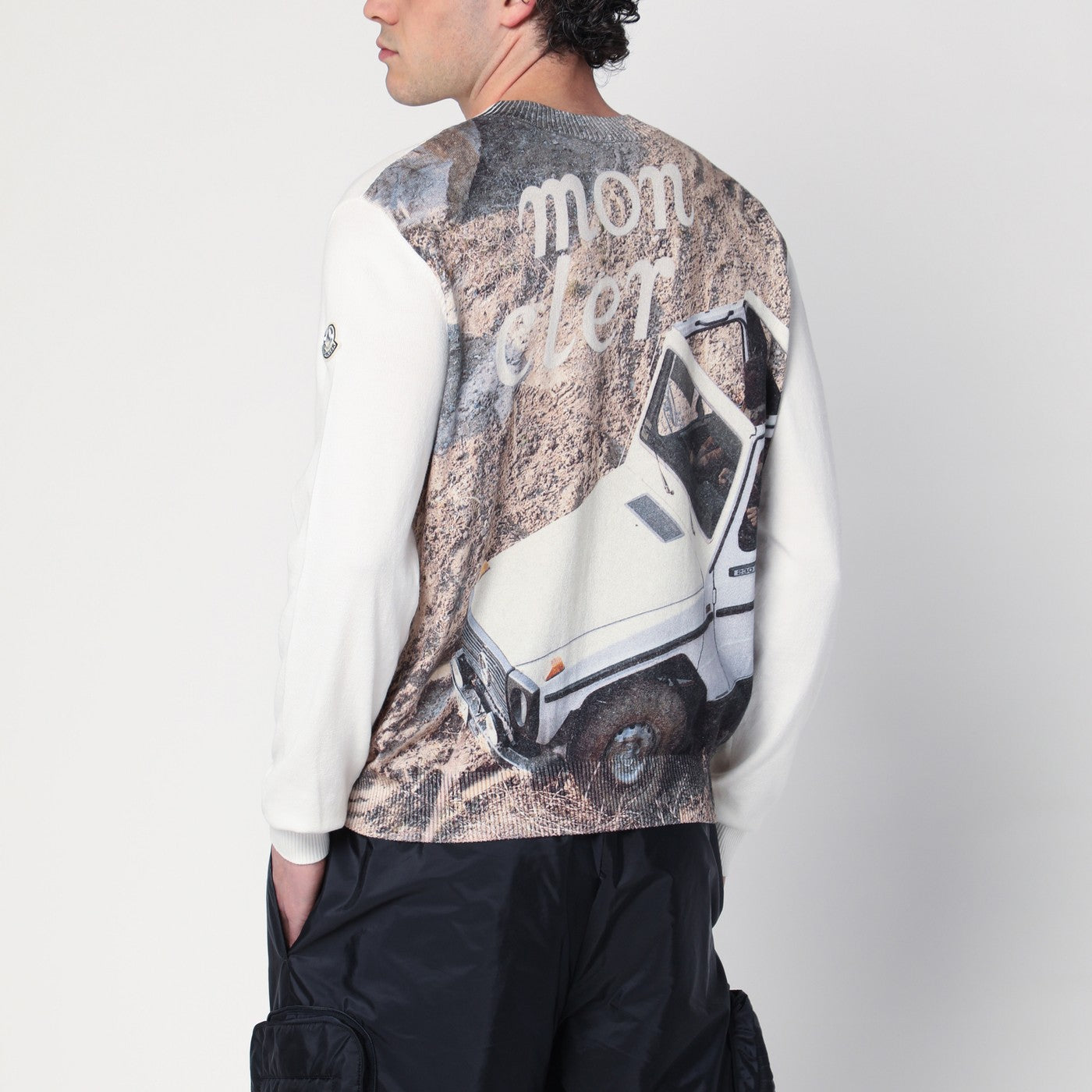 Pull blanc avec impression du logo