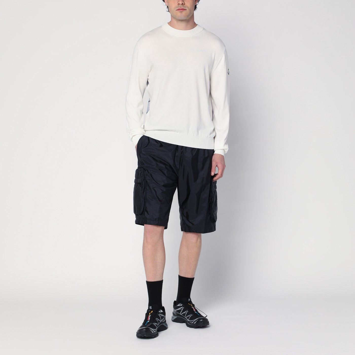 Pull blanc avec impression du logo