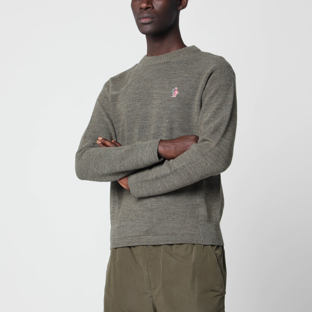 Pull gris en laine avec patch logo