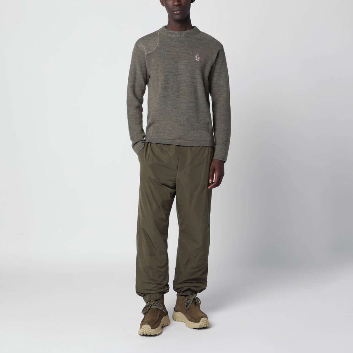 Pull gris en laine avec patch logo