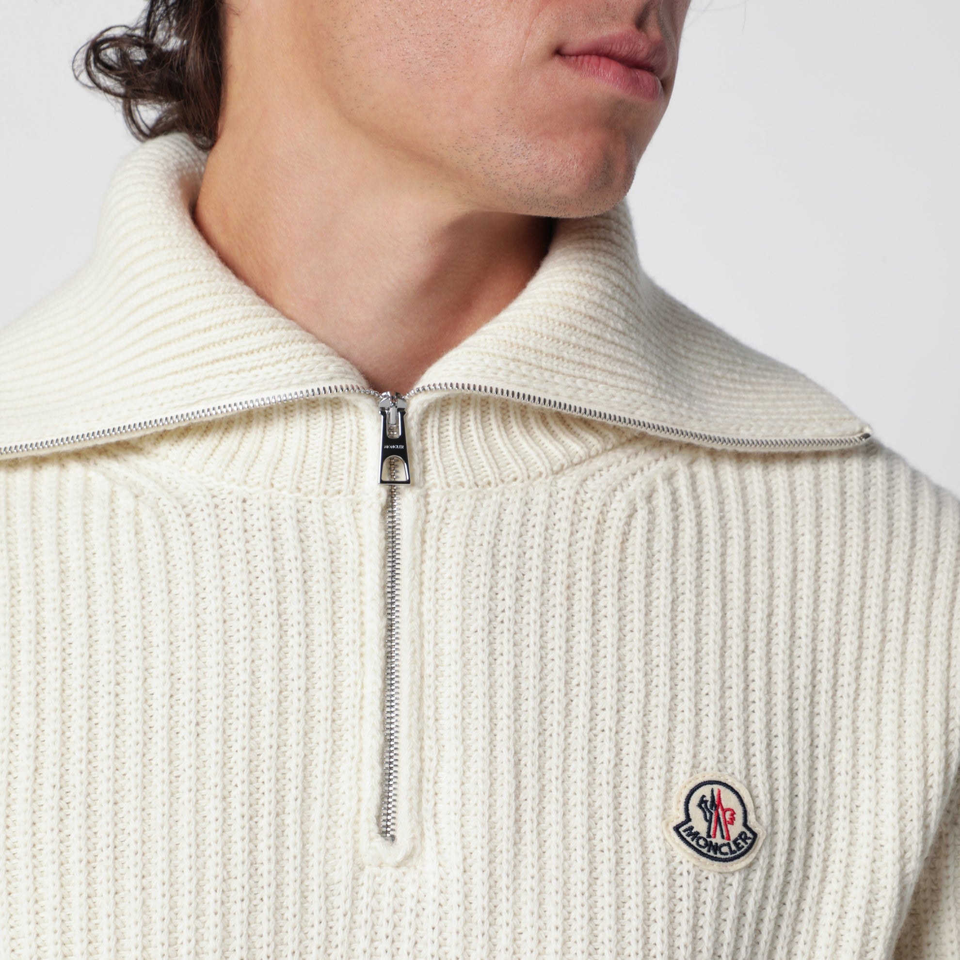 Cremefarbener gerippter Wollpullover