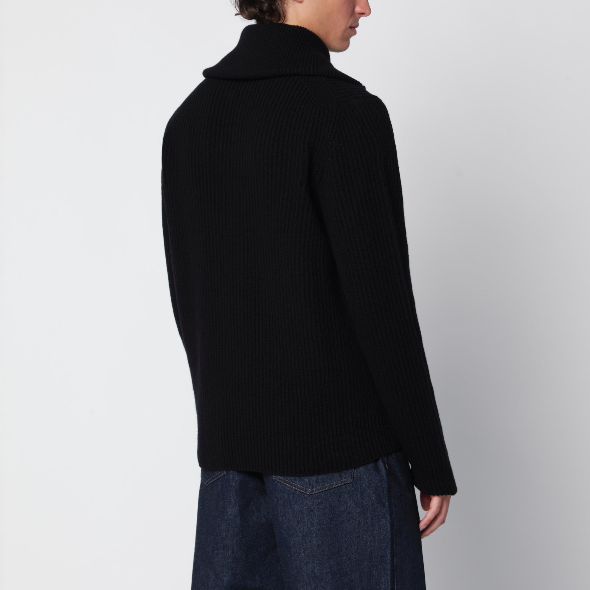 Pull noir en laine côtelée