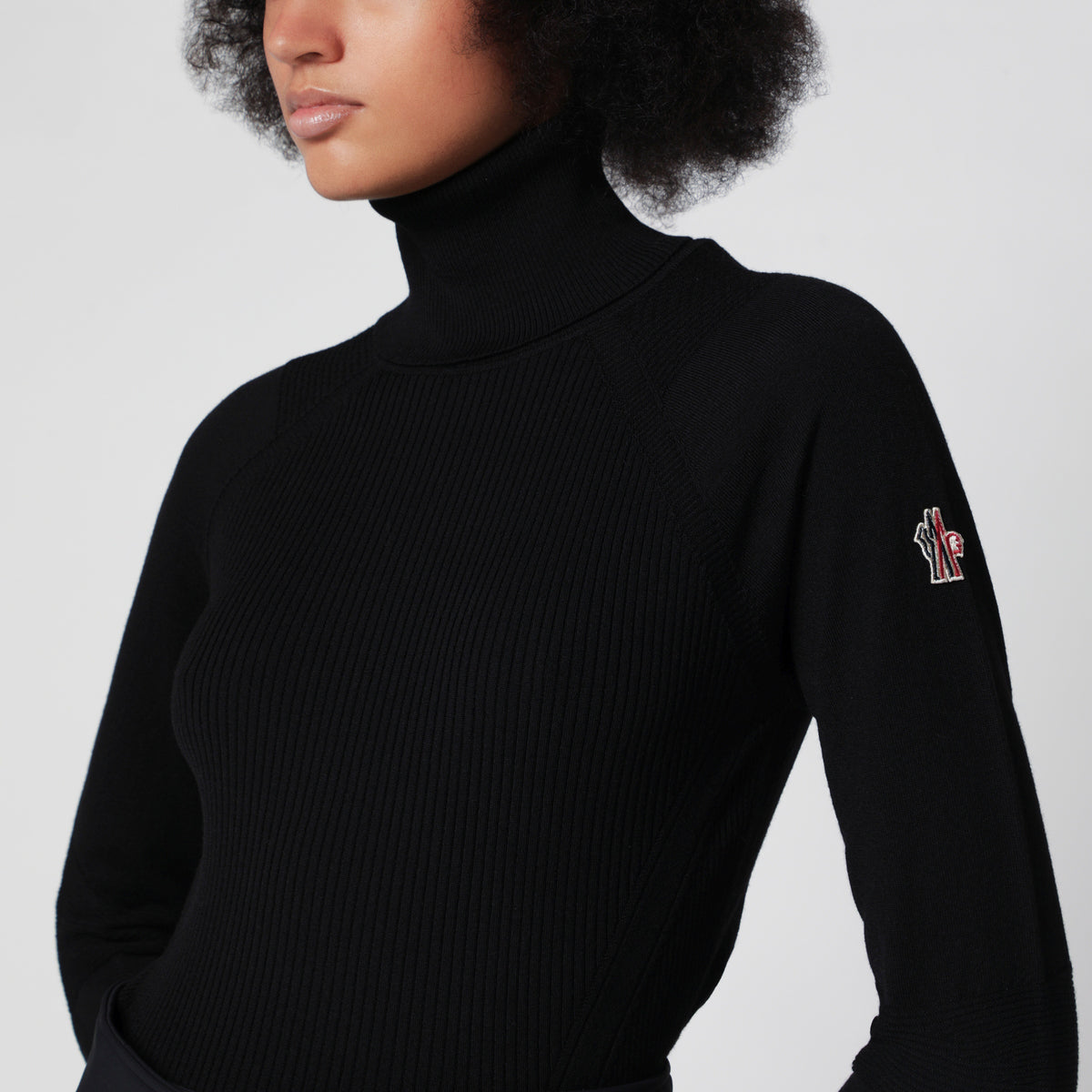 Schwarzer Rollkragenpullover aus Wolle