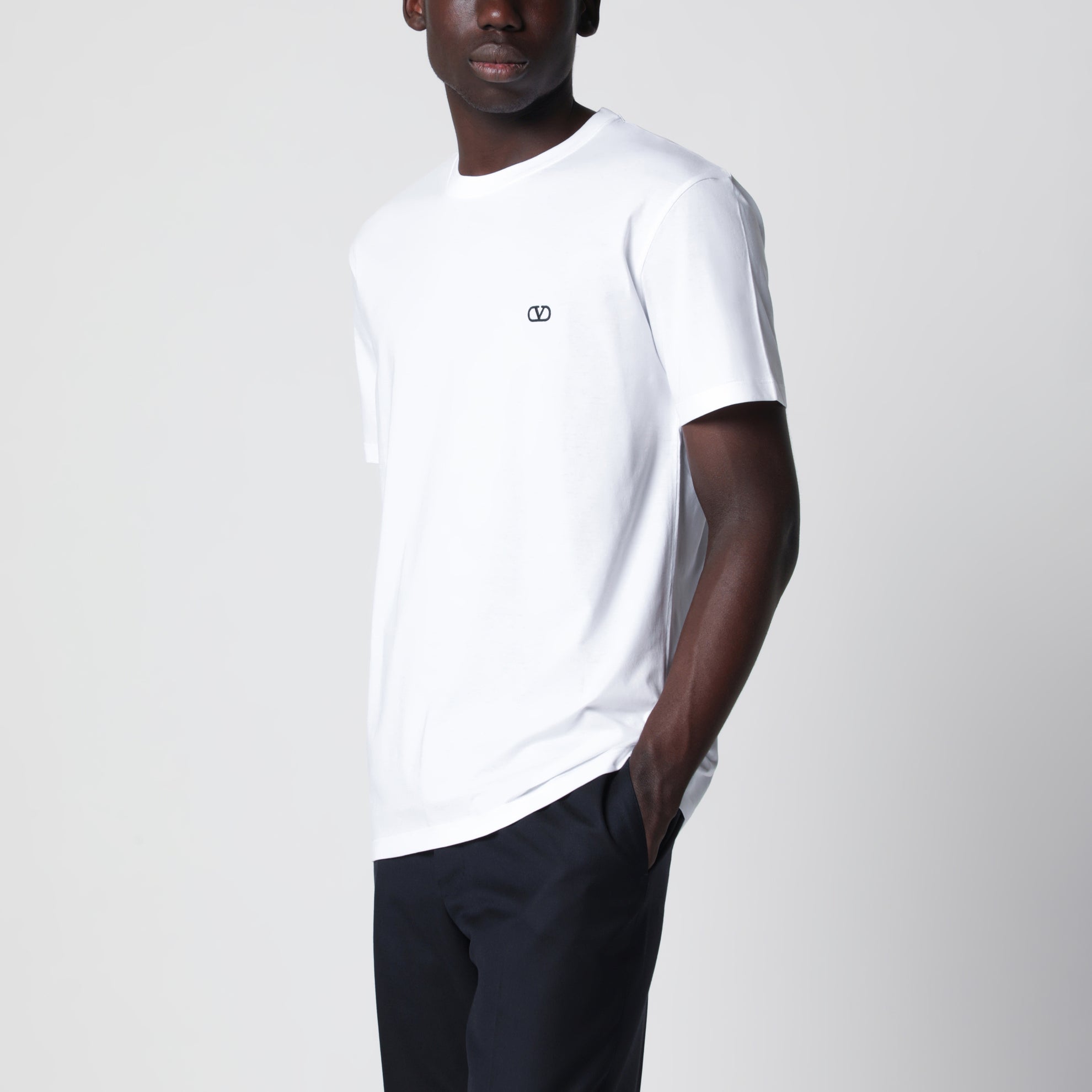 T-shirt in cotone bianca con ricamo VLogo