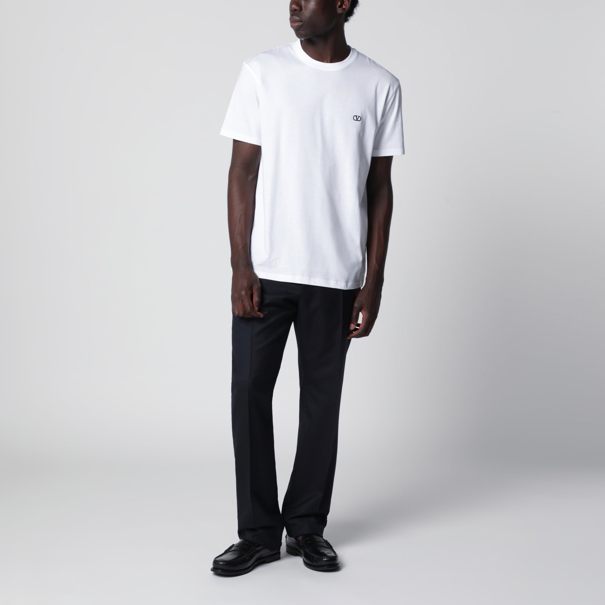 T-shirt in cotone bianca con ricamo VLogo