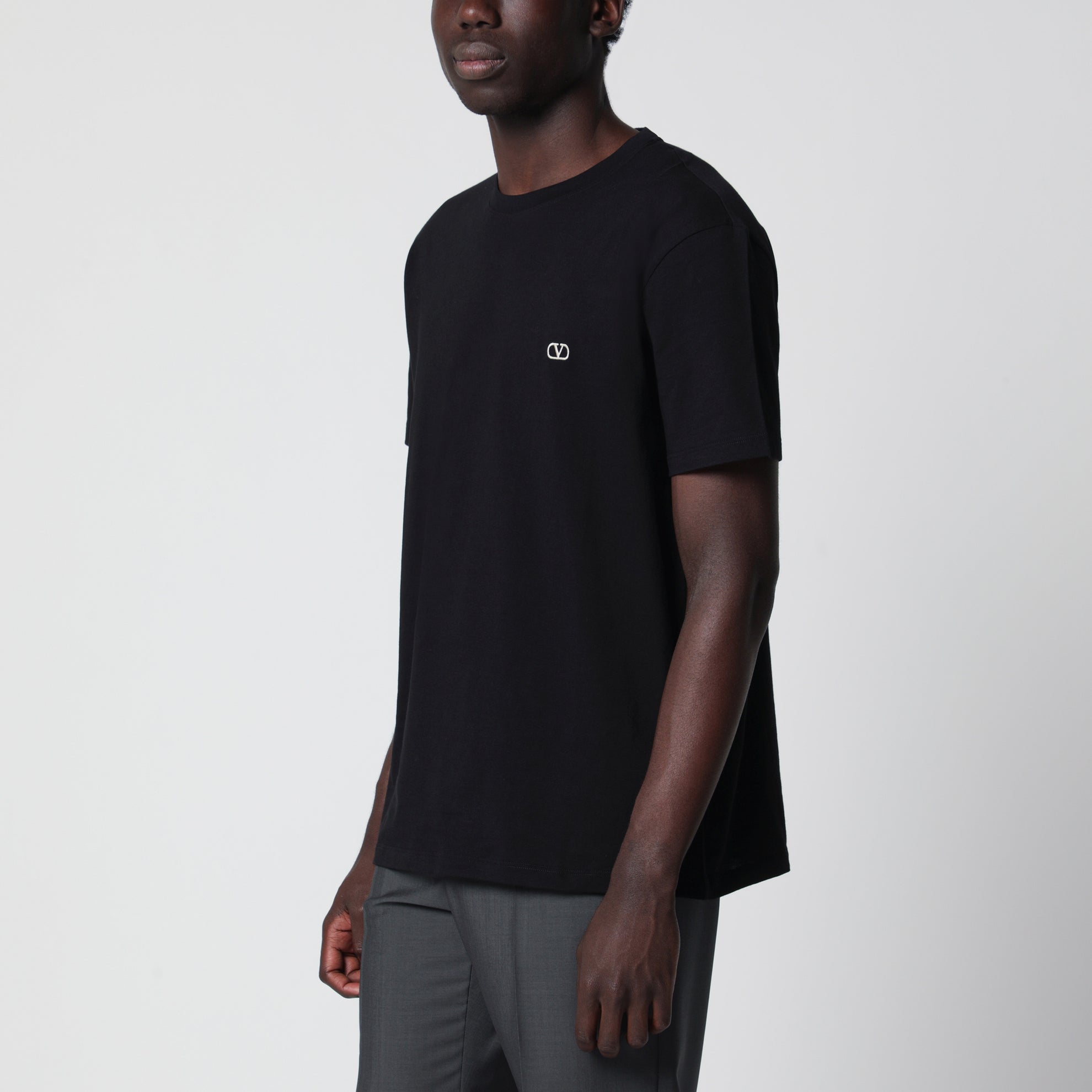 Baumwoll-T-Shirt mit VLogo-Stickerei in Schwarz