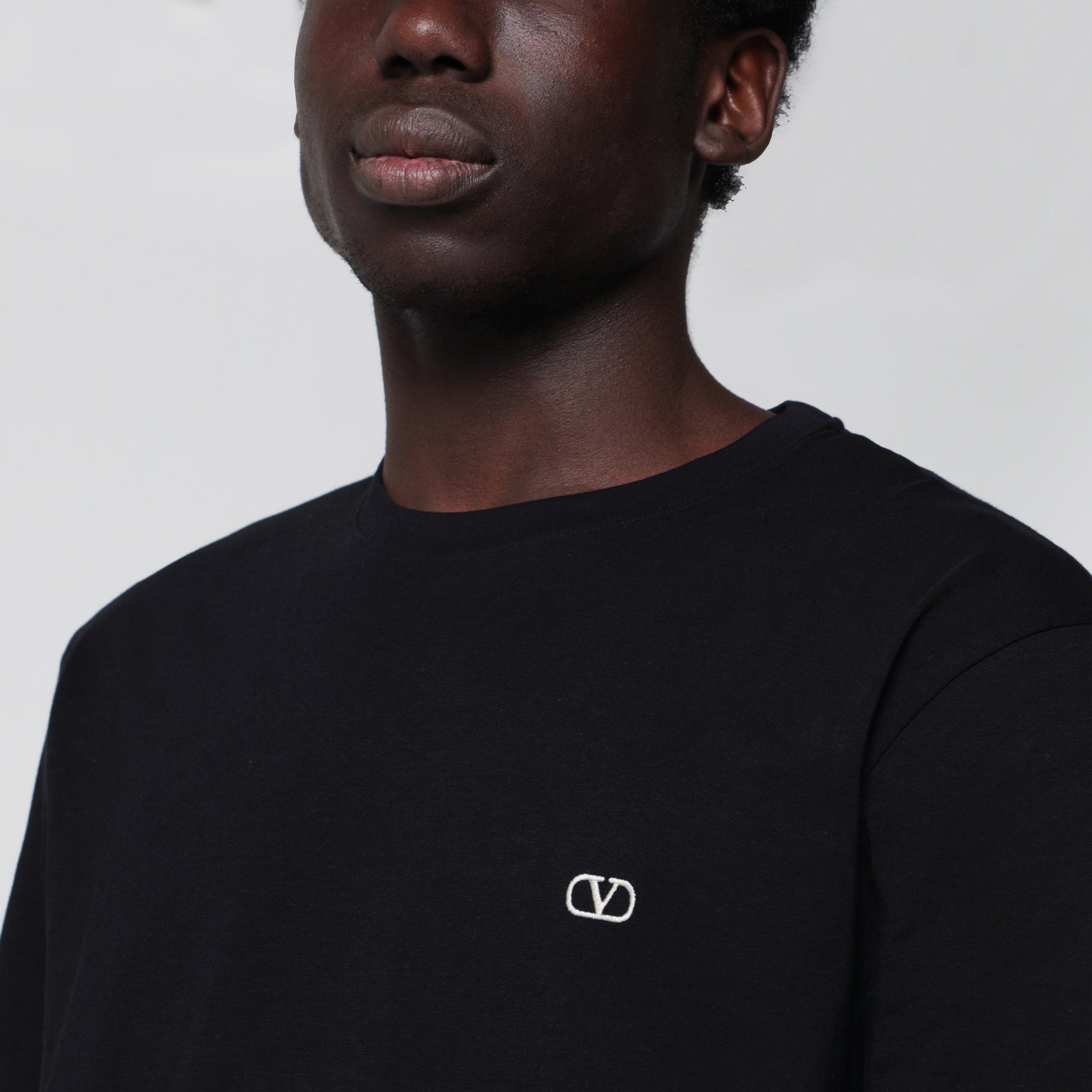 Baumwoll-T-Shirt mit VLogo-Stickerei in Schwarz