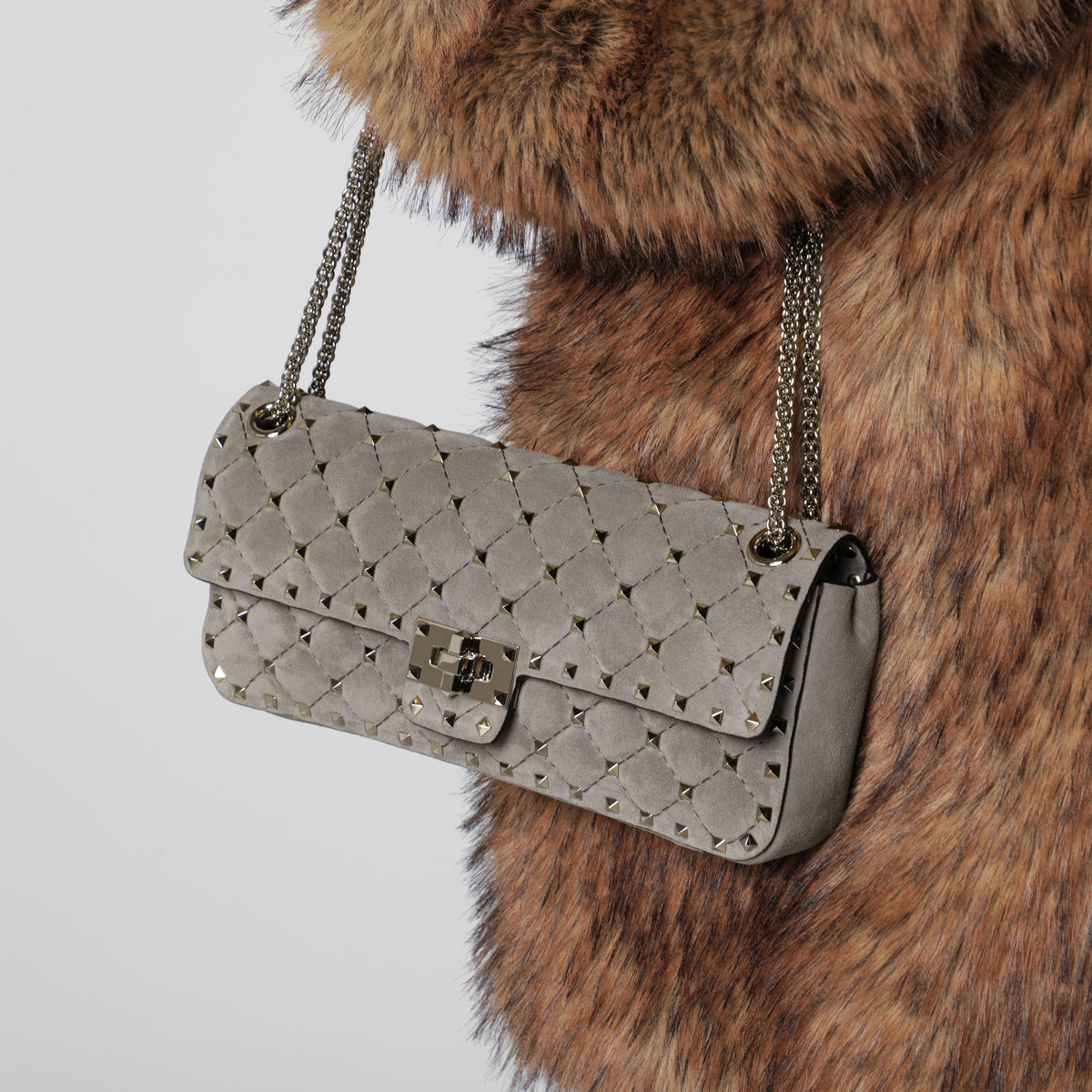 Mittelgroße Schultertasche Rockstud Spike in Warm Grey aus Veloursleder