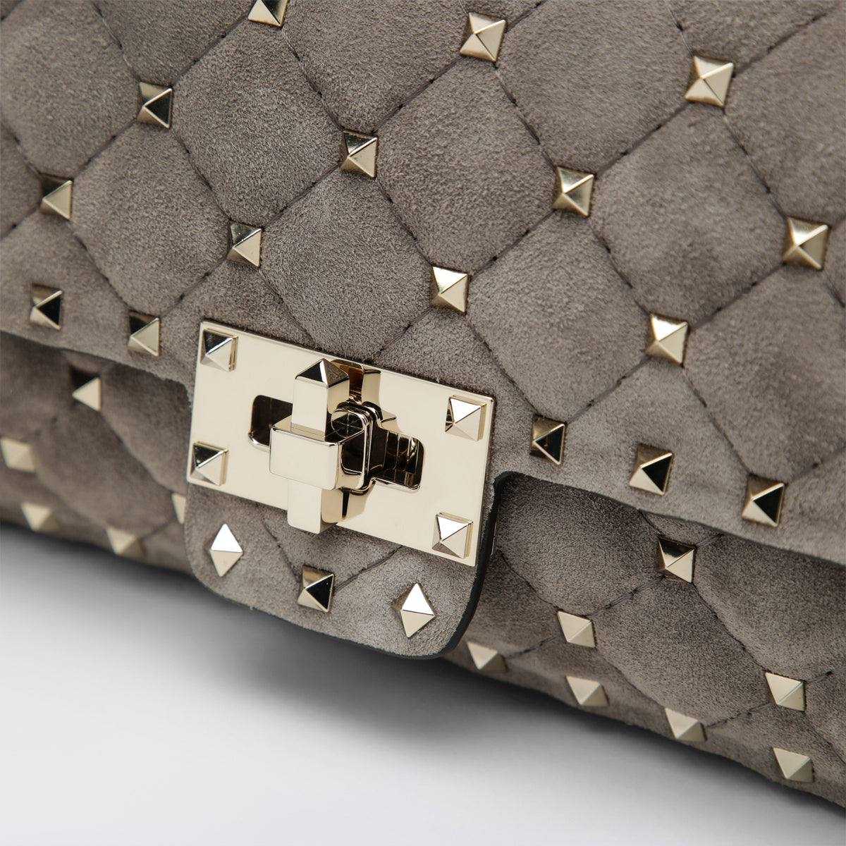 Mittelgroße Schultertasche Rockstud Spike in Warm Grey aus Veloursleder