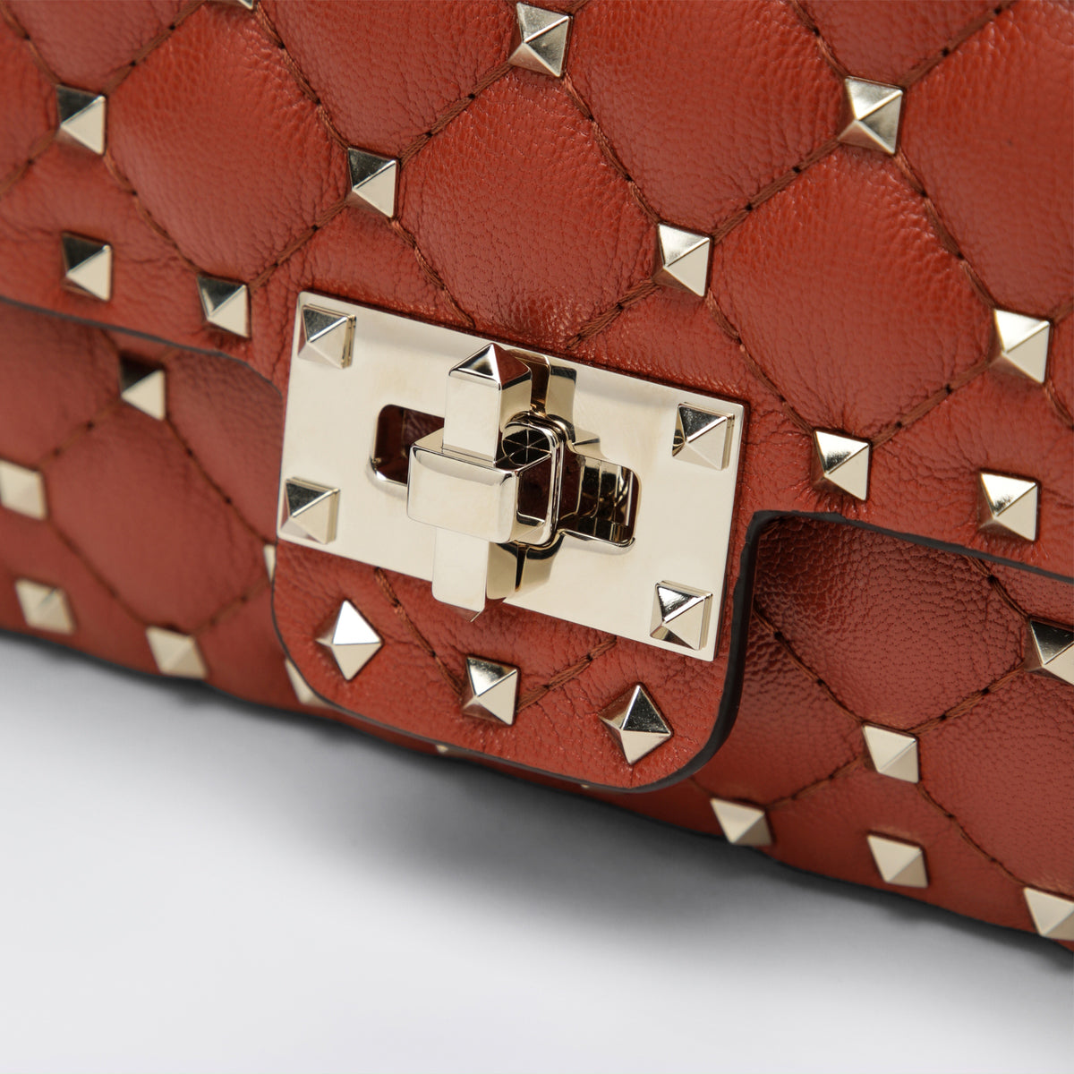 Rockstud Spike Tasche aus Leder in Poppy