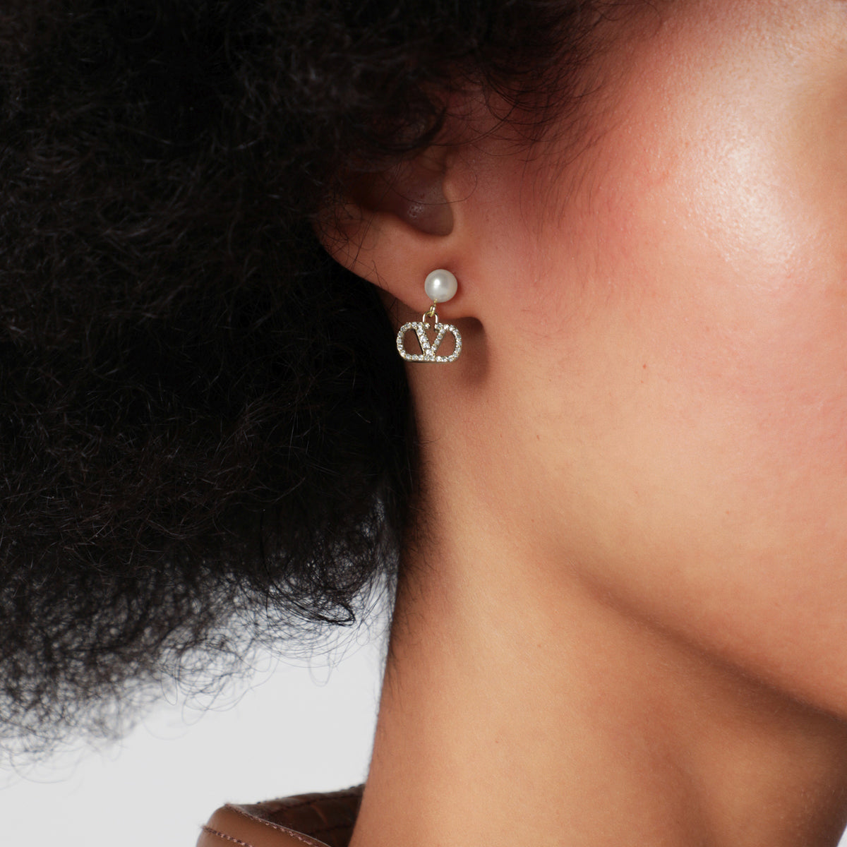 Boucles d'oreilles VLogo Signature avec perles et cristaux Swarovski