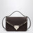 Borsa a tracolla piccola Rockstud marrone ebano in suede