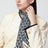 Foulard bandeau Tout La V en soie ivoire / bleu