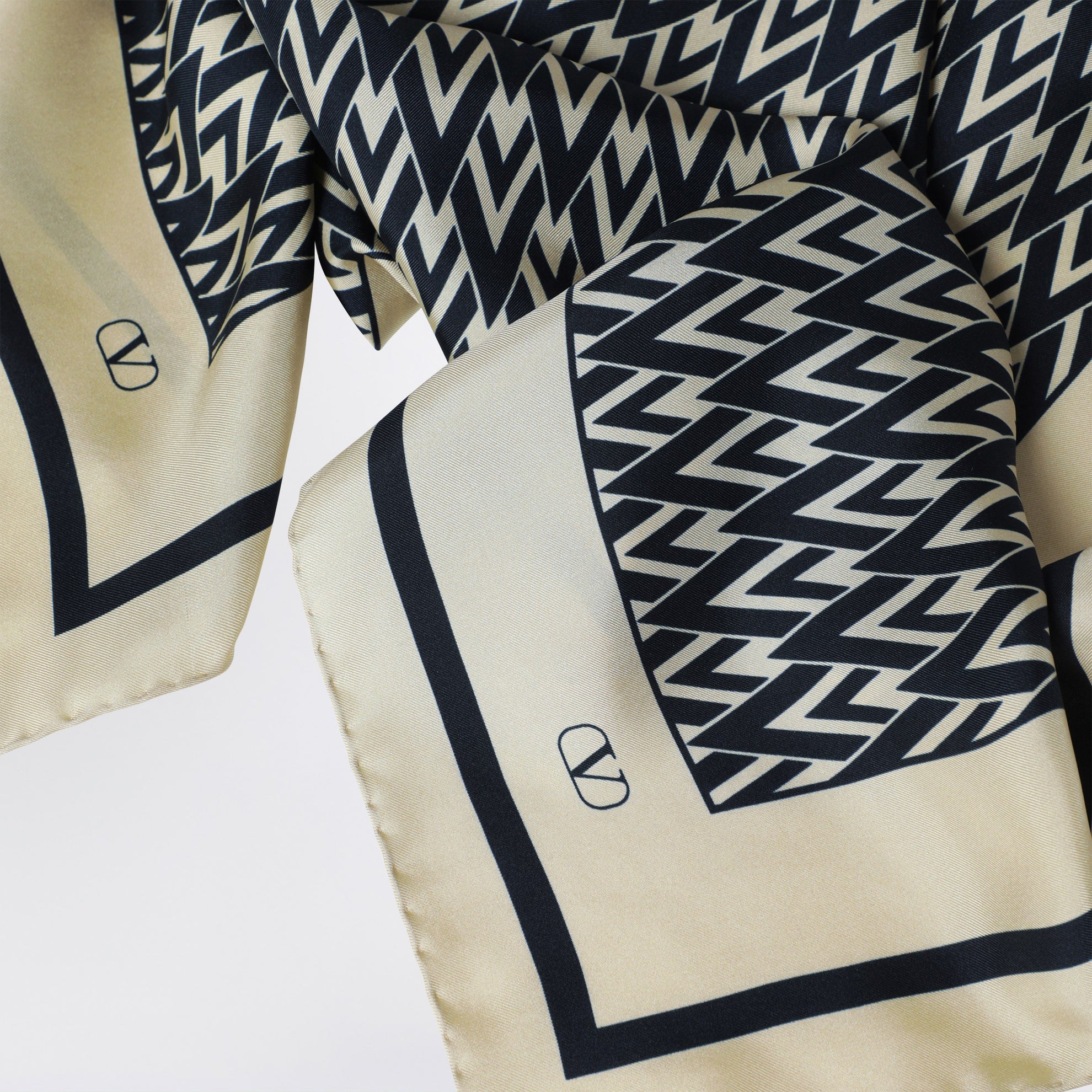 Toute La V silk scarf