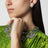 Boucles d’oreilles VLogo Signature en perles et métal or/crème