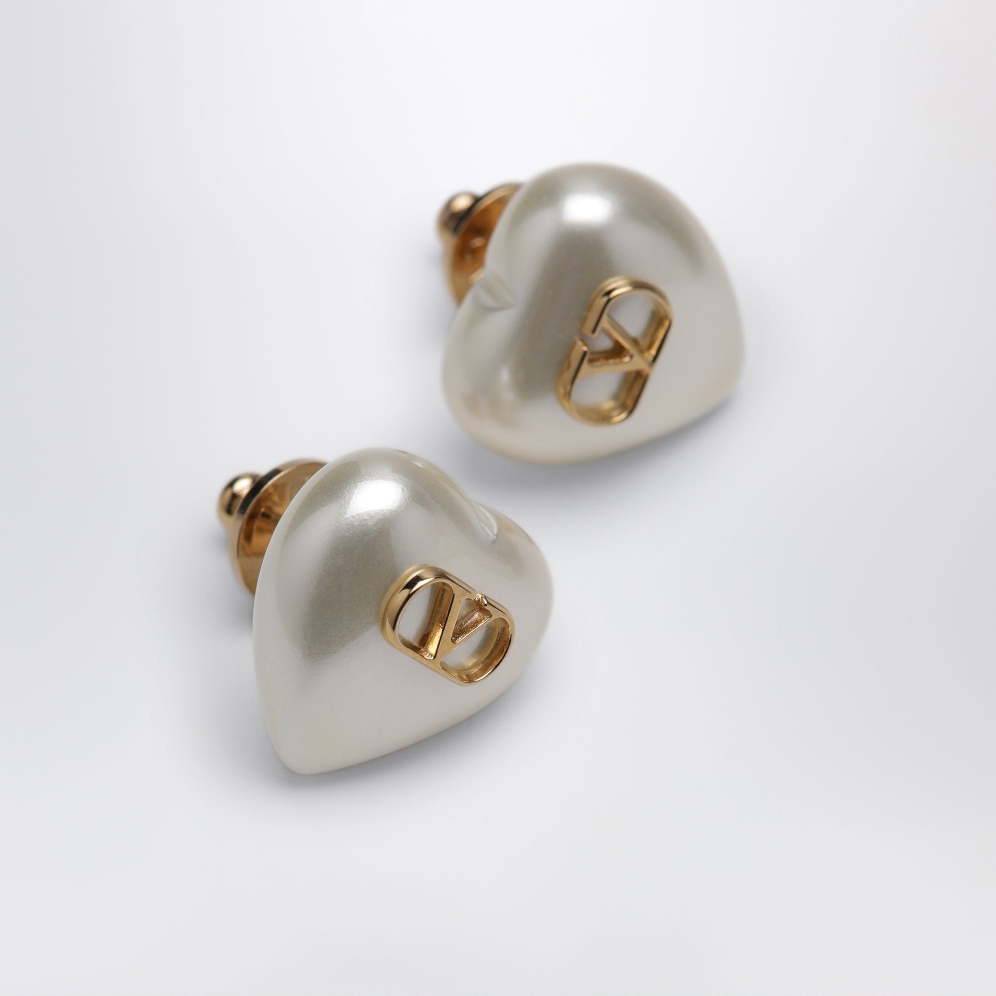 Boucles d’oreilles VLogo Signature en perles et métal or/crème
