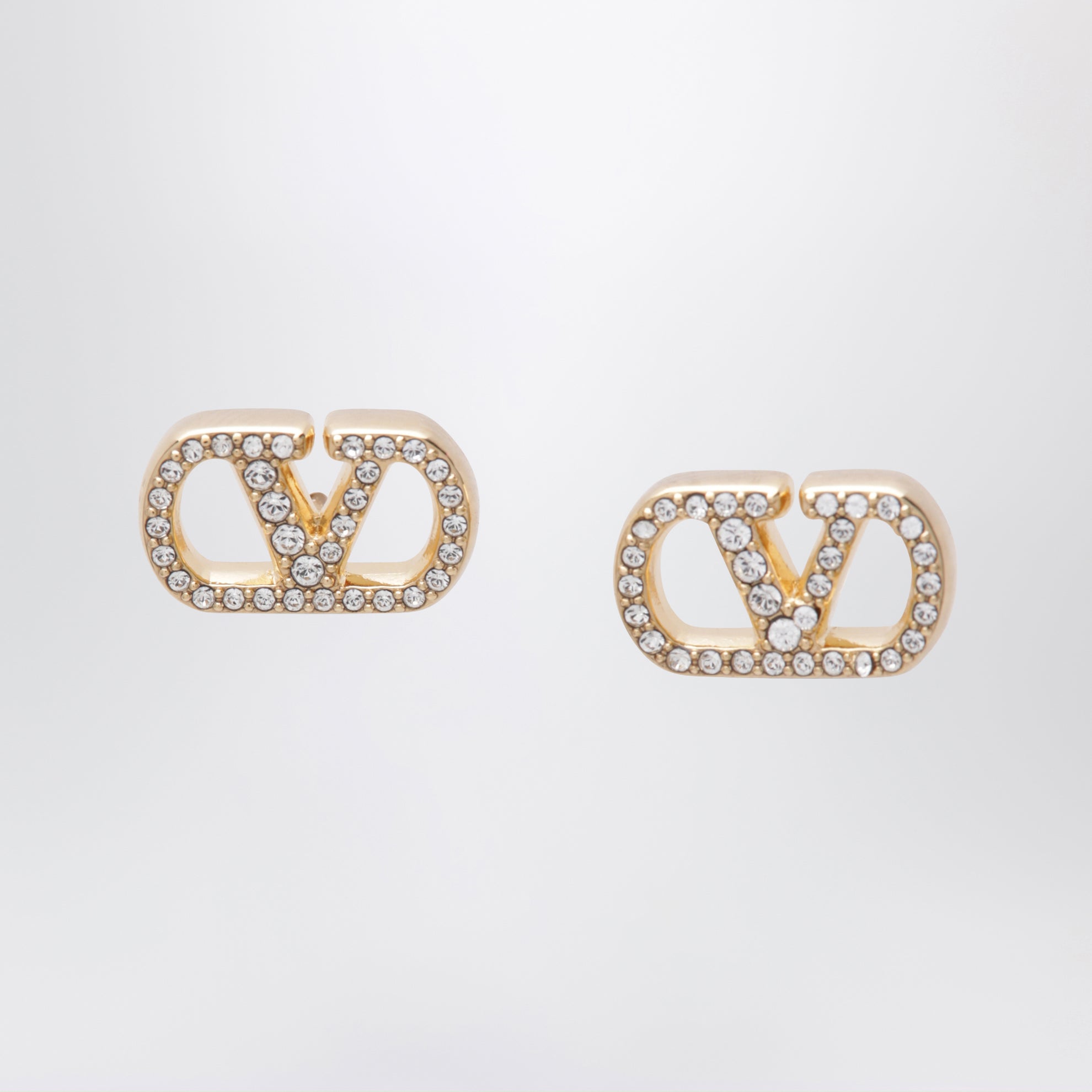 Goldfarbene VLogo Signature Ohrringe mit Swarovski-Kristallen