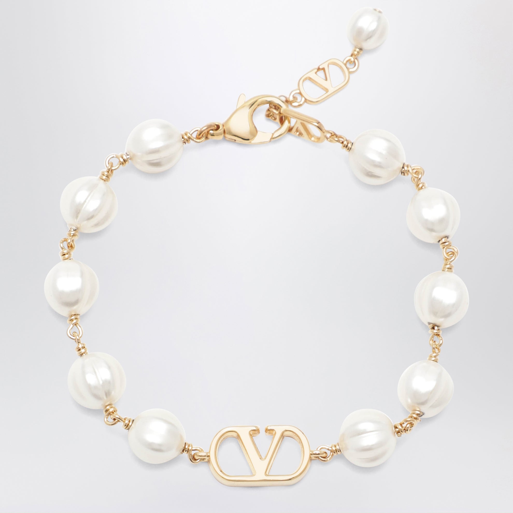 VLogo Signature bracelet in metal and pearls, gold/cream