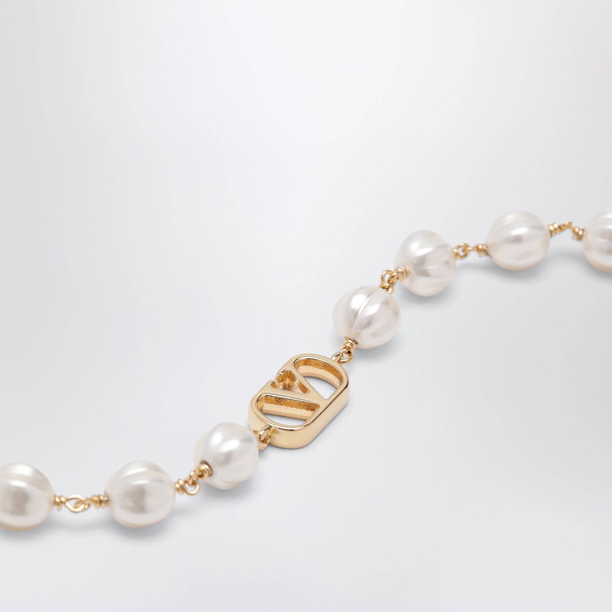 VLogo Signature bracelet in metal and pearls, gold/cream