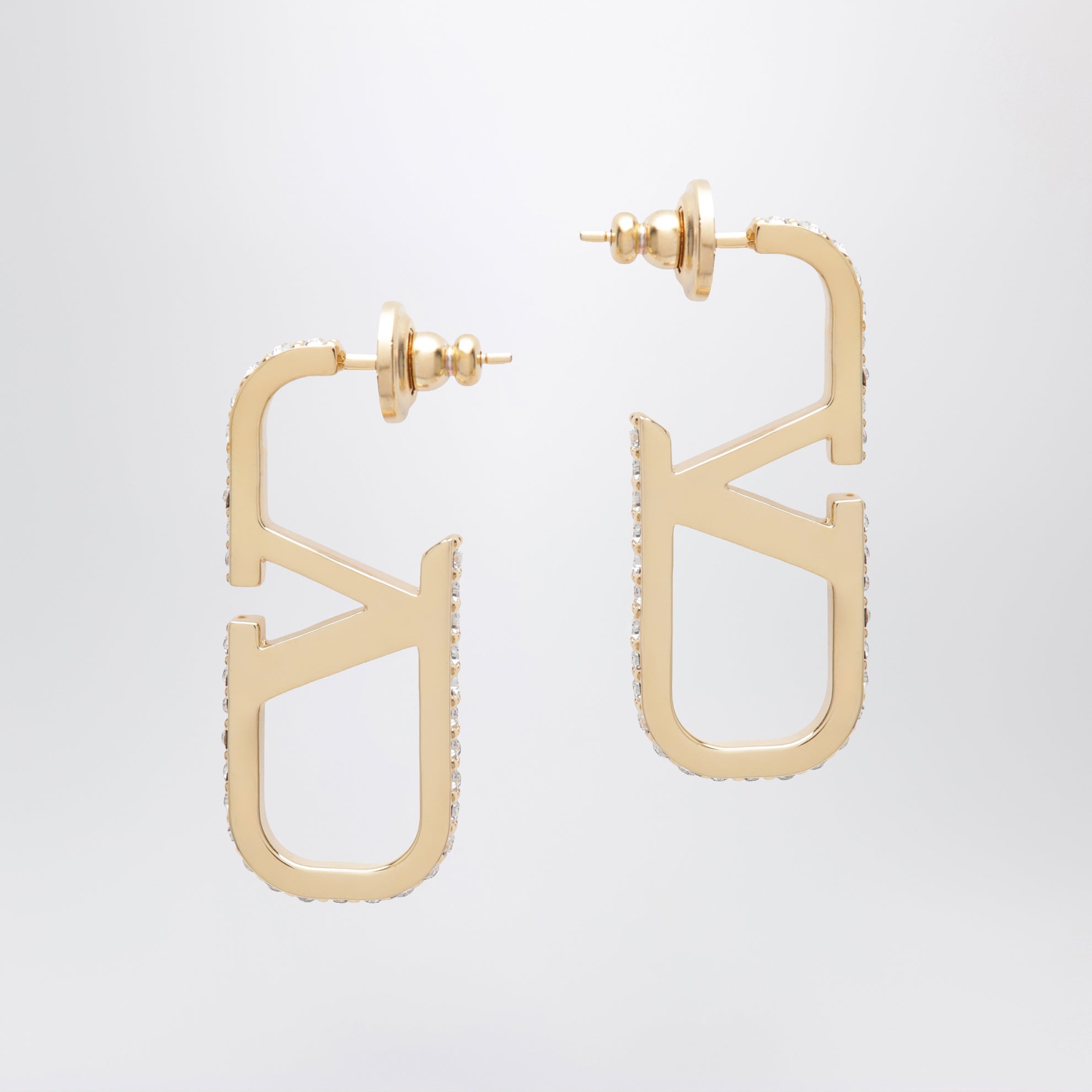 Goldfarbene VLogo Signature Ohrringe mit Swarovski-Kristallen