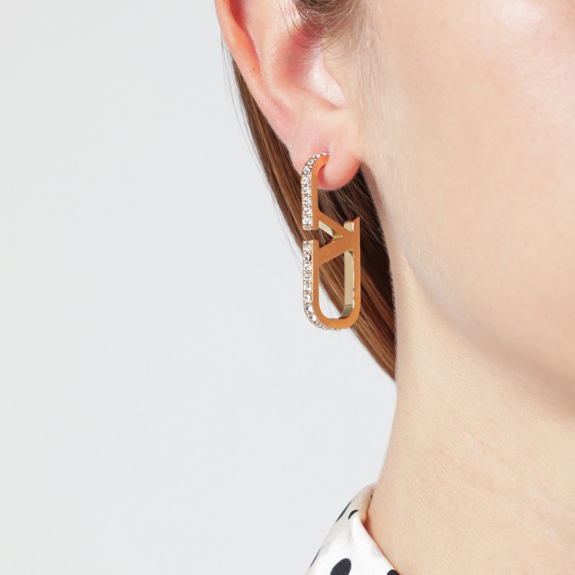 Goldfarbene VLogo Signature Ohrringe mit Swarovski-Kristallen