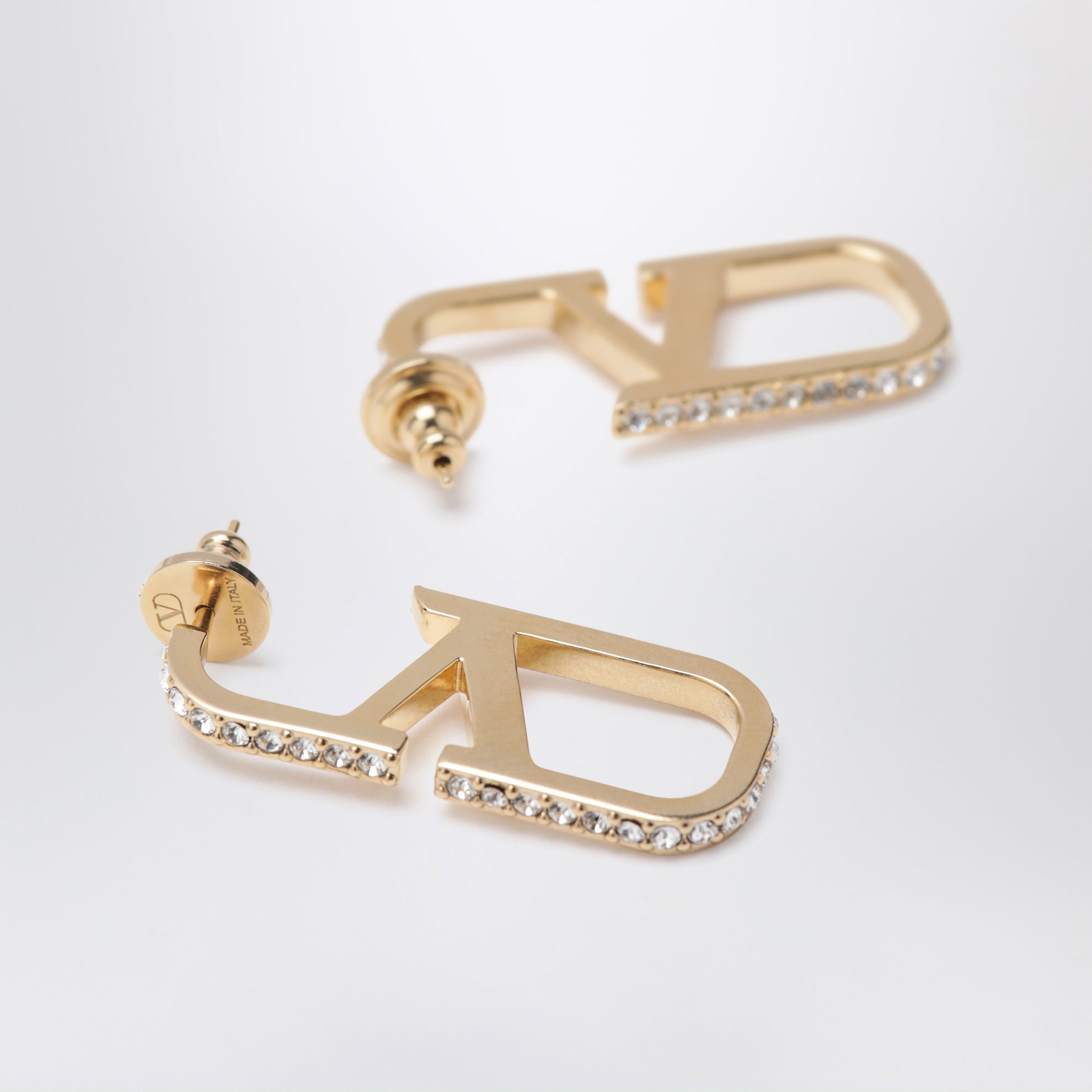 Goldfarbene VLogo Signature Ohrringe mit Swarovski-Kristallen