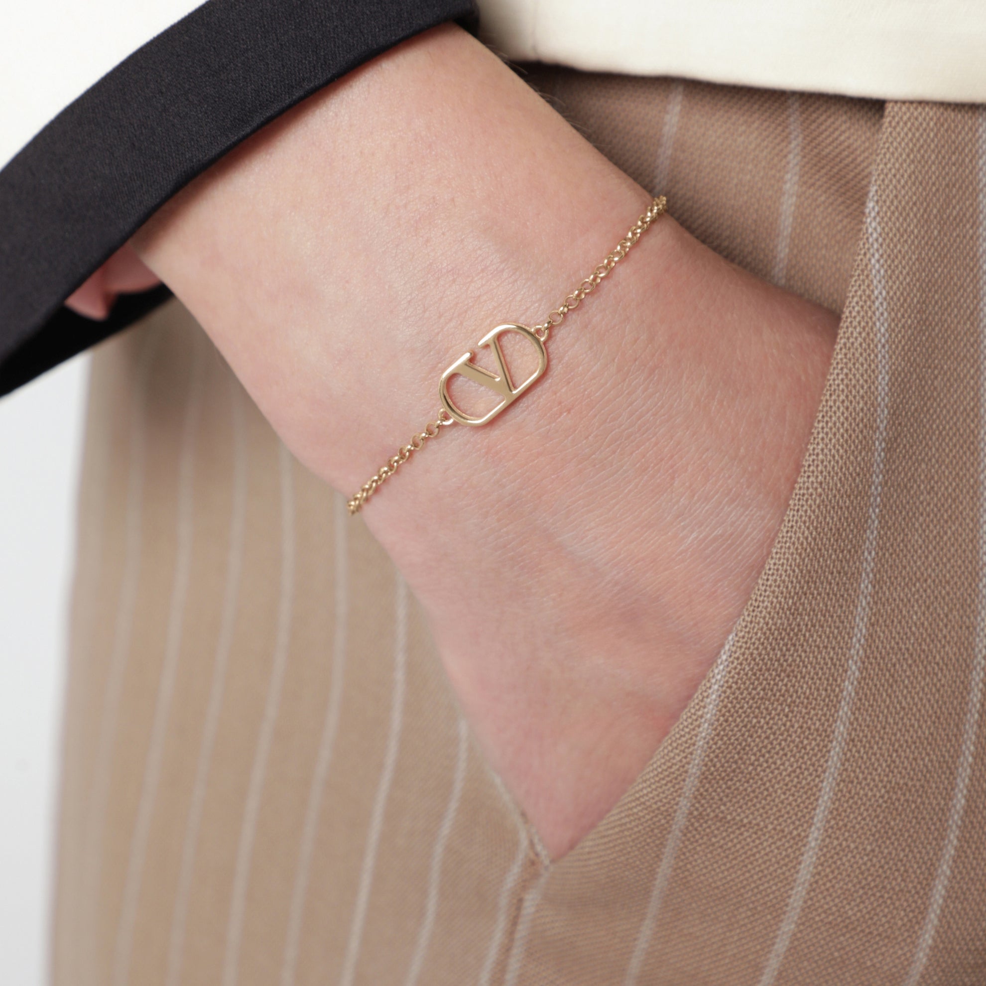 VLogo Signature bracelet in gold-tone brass