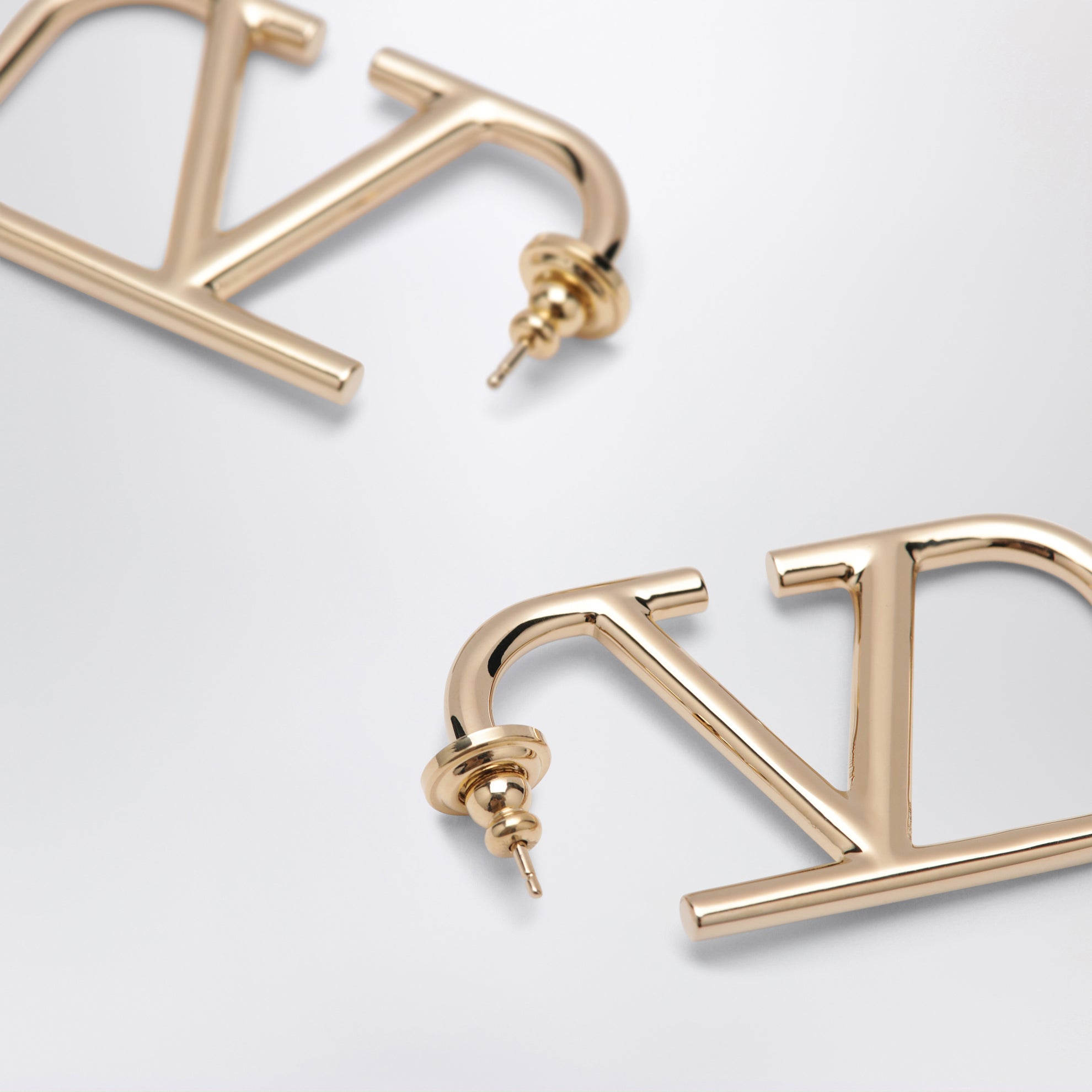 Boucles d’oreilles VLogo Signature en métal doré