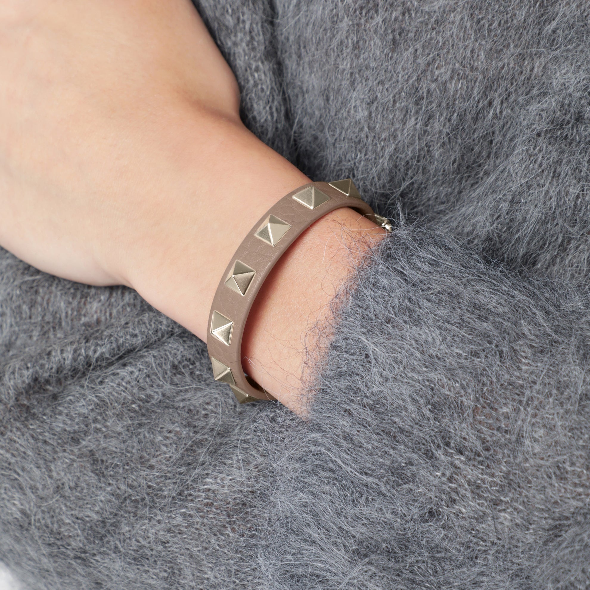 Bracciale Rockstud in pelle color cipria
