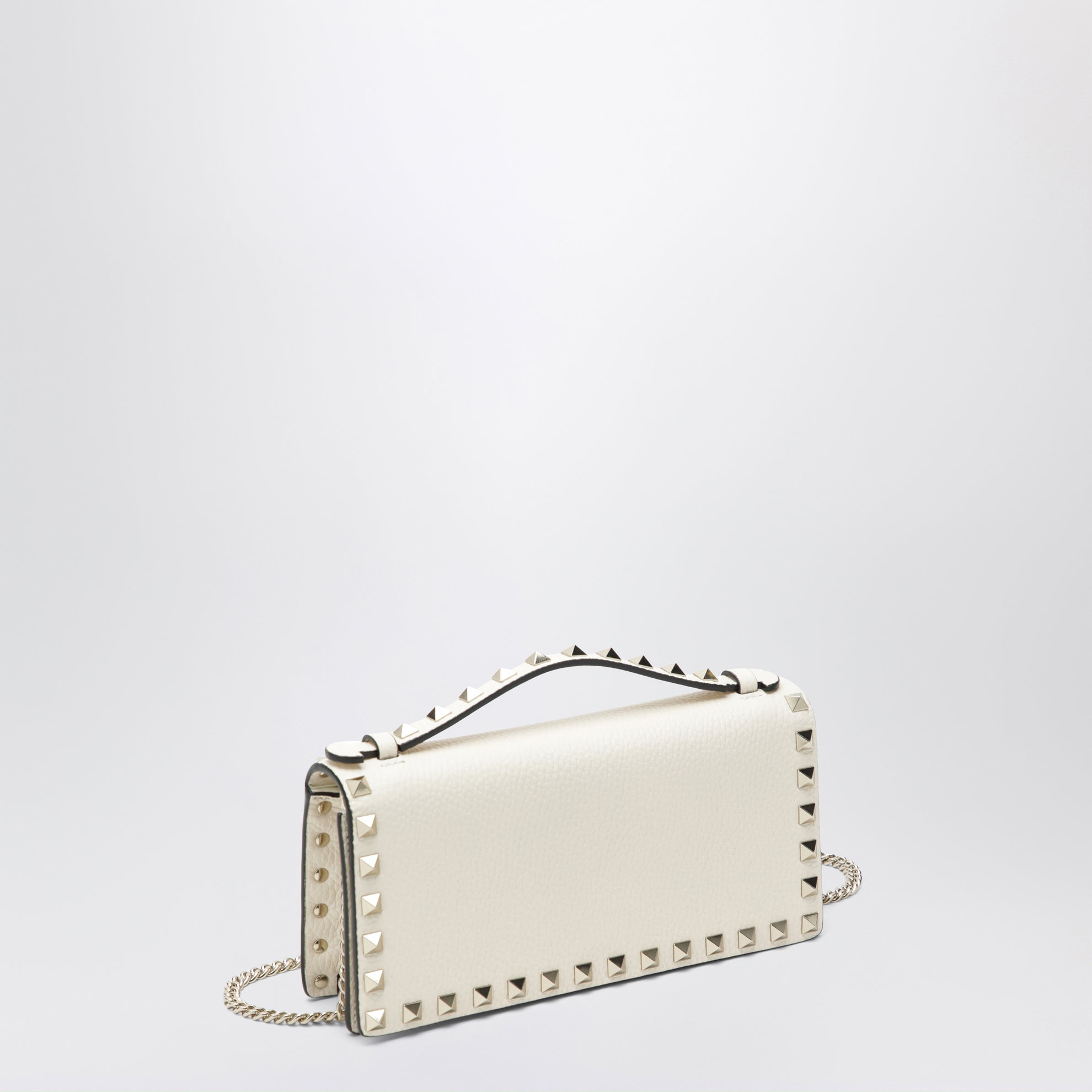 Rockstud chain wallet in grained calfskin, light ivory