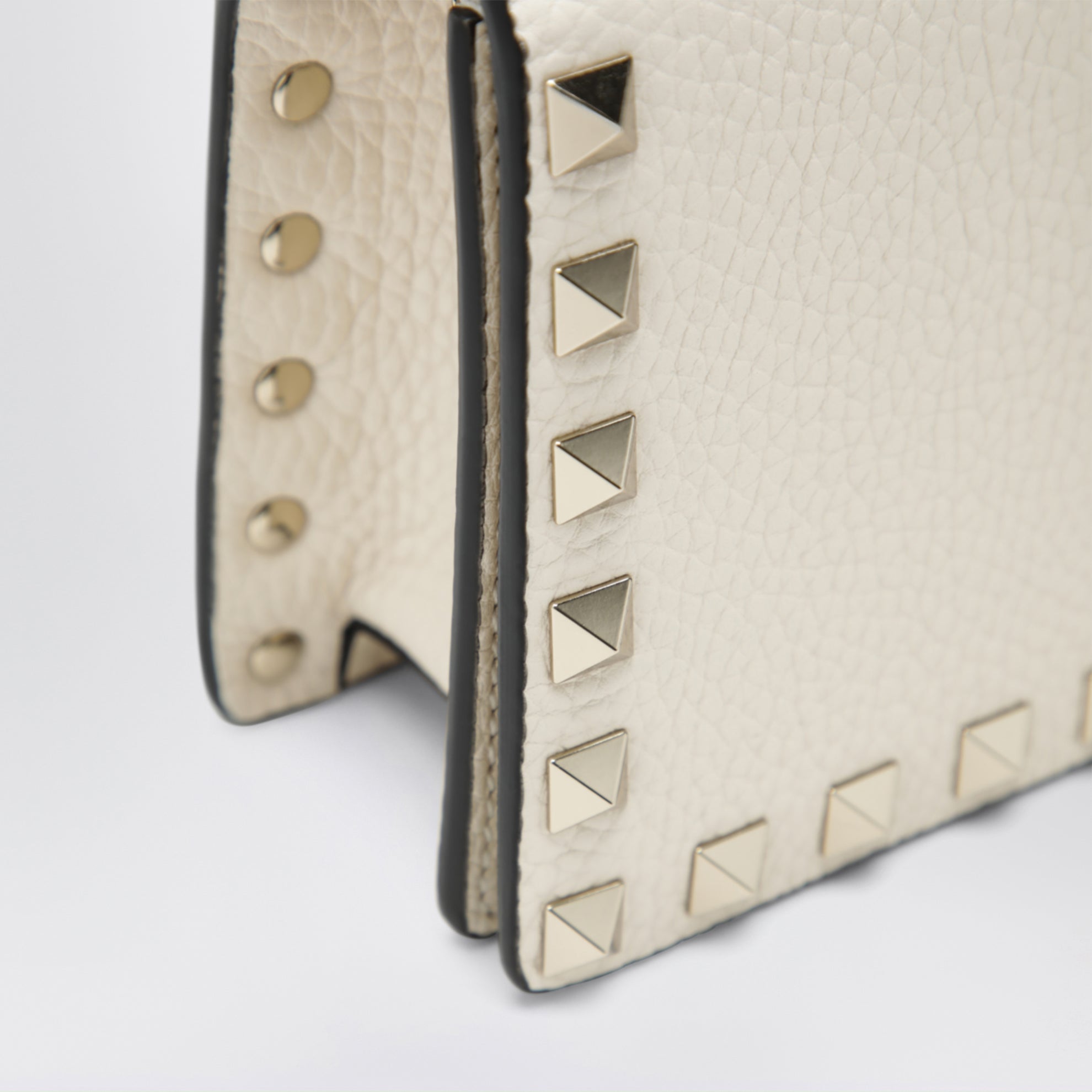 Rockstud chain wallet in grained calfskin, light ivory