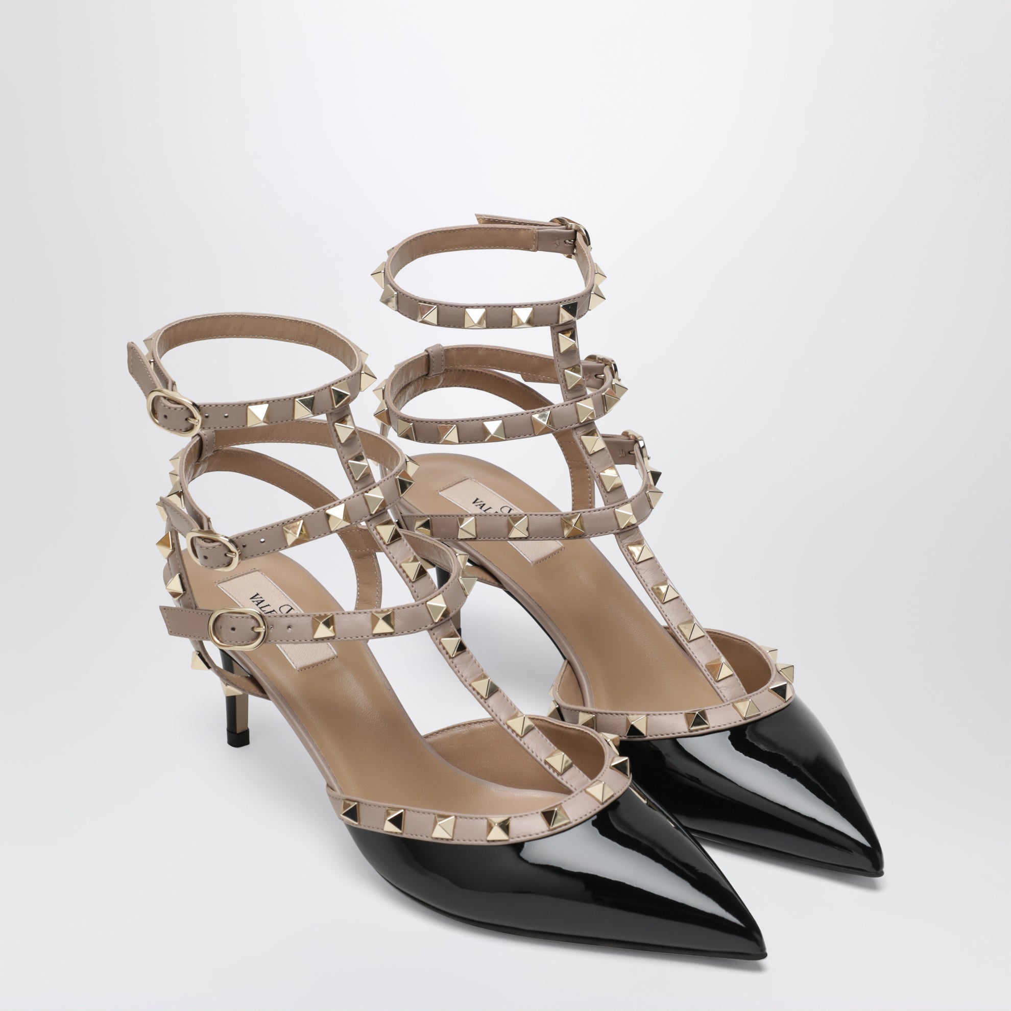 Rockstud strap pumps in patent leather, black/powder