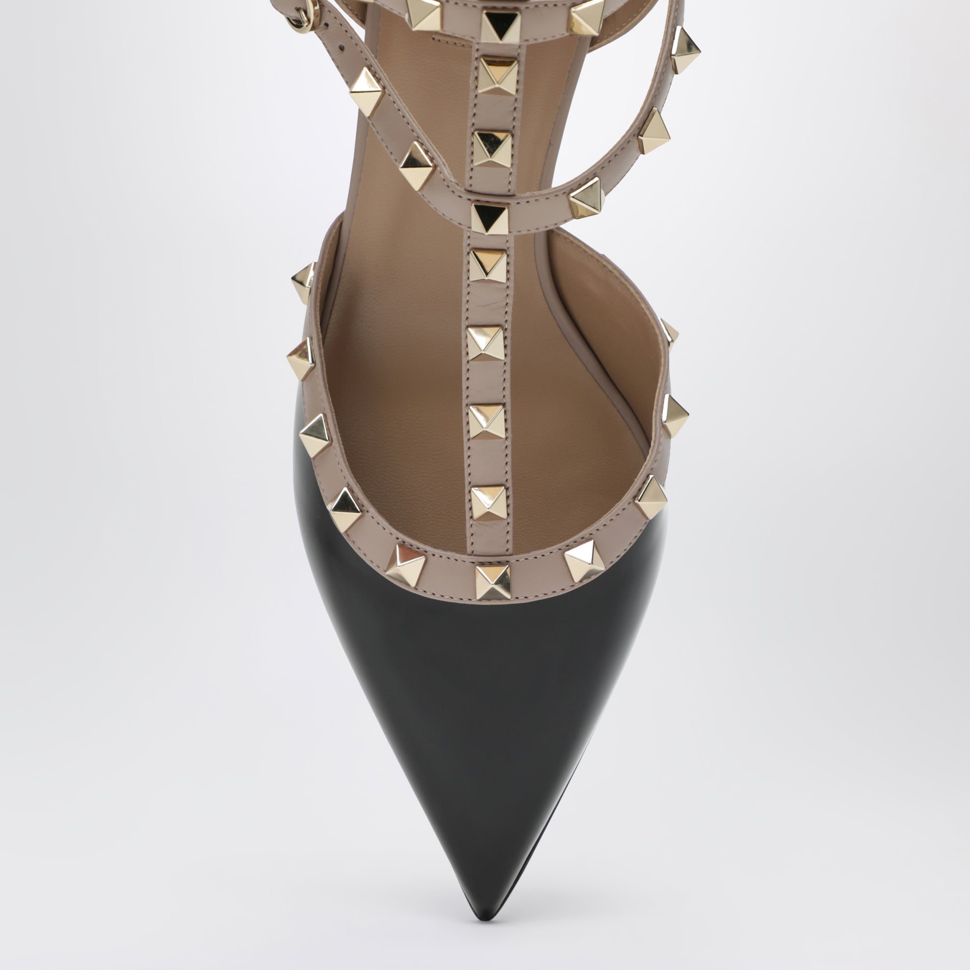 Rockstud strap pumps in patent leather, black/powder