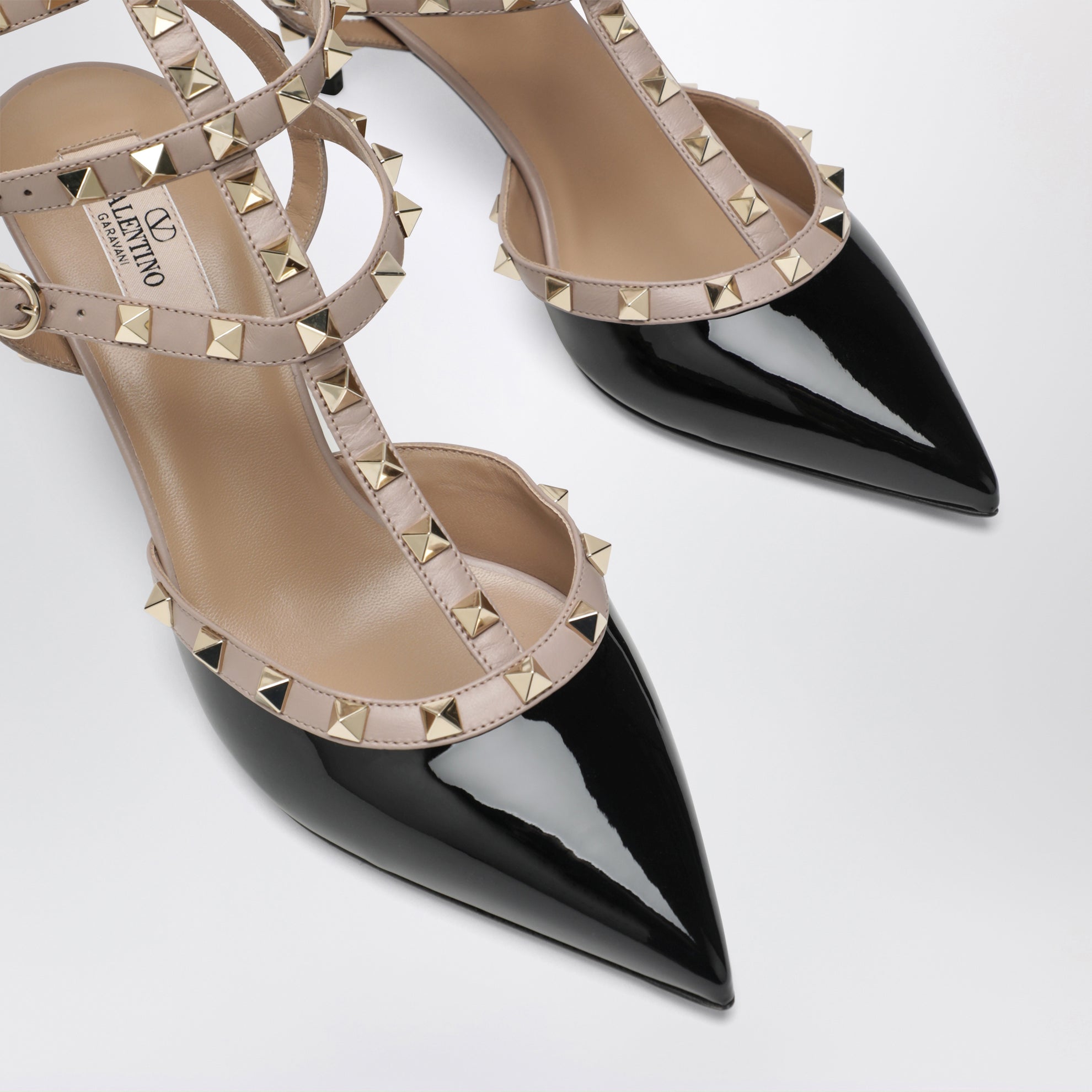 Rockstud strap pumps in patent leather, black/powder