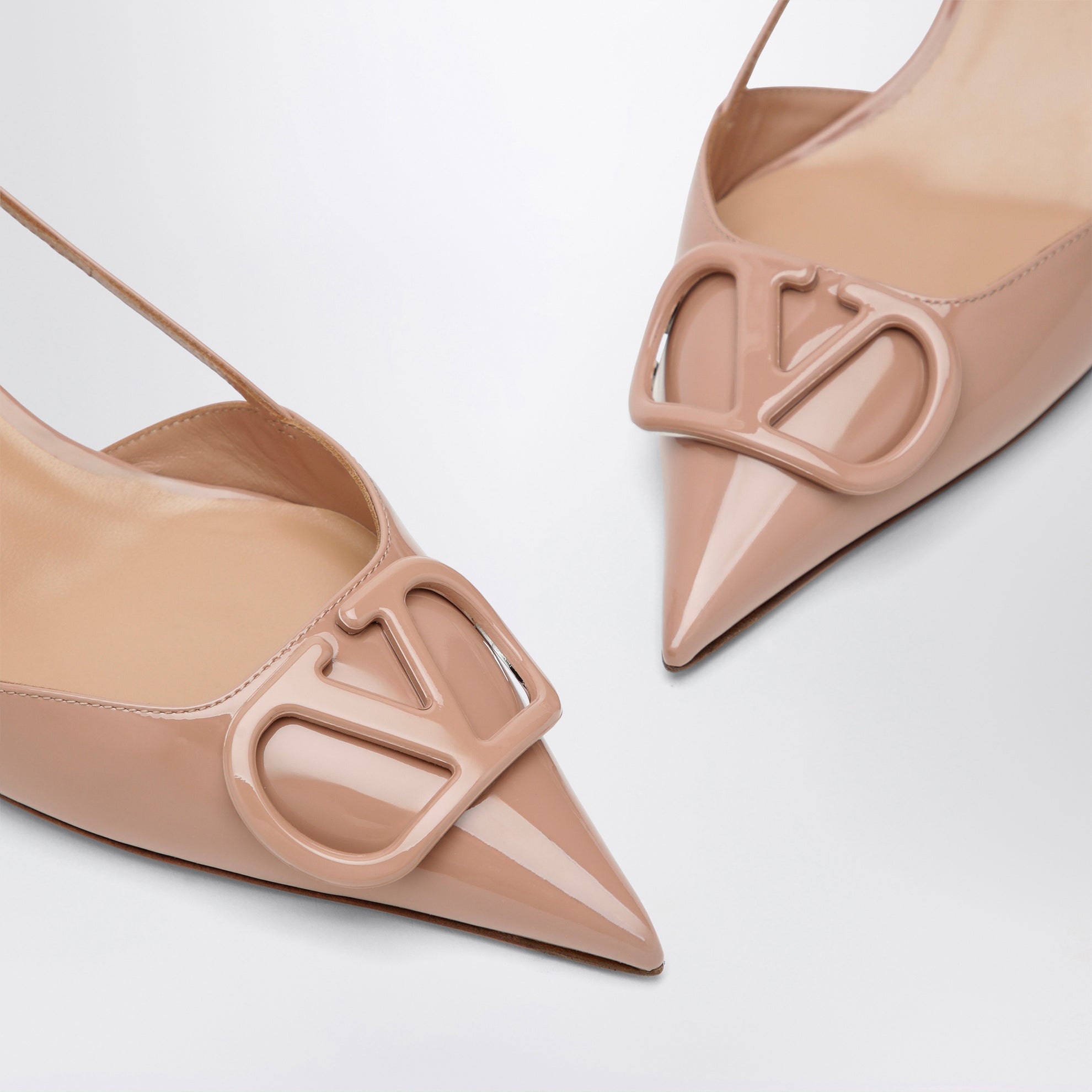 Escarpins slingback VLogo Signature en cuir verni rose cannelle