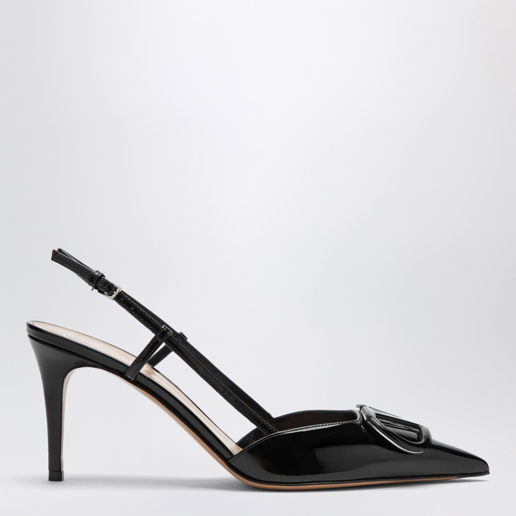 Scarpe slingback nere in pelle verniciata