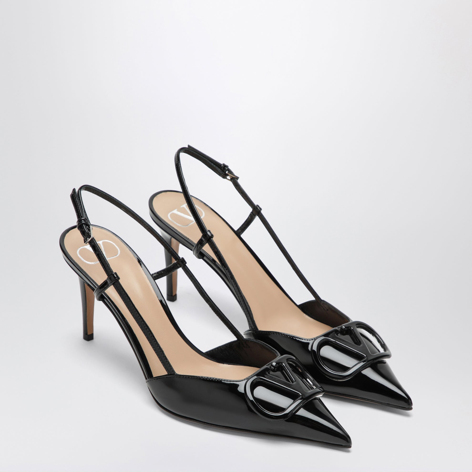 Scarpe slingback nere in pelle verniciata