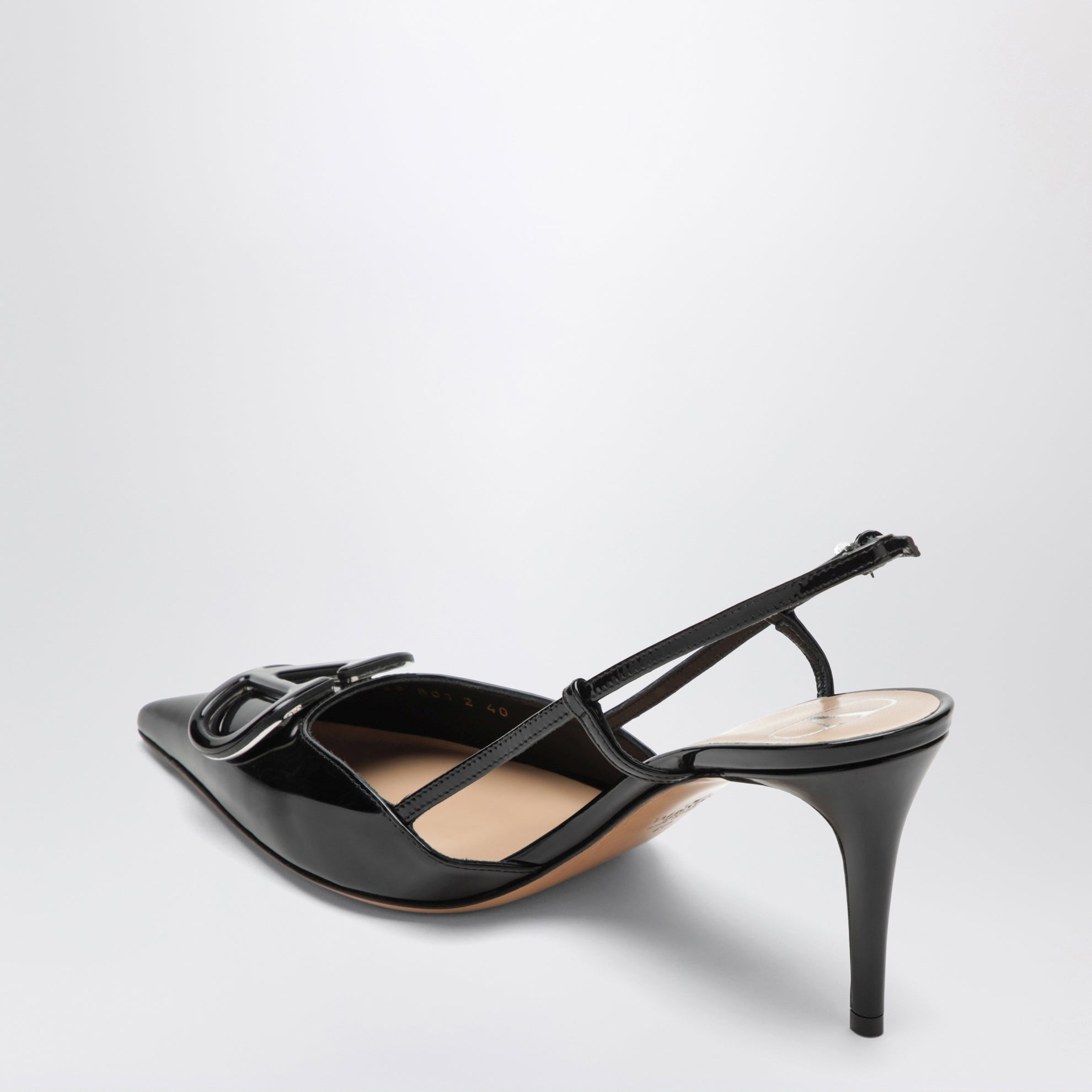 Scarpe slingback nere in pelle verniciata