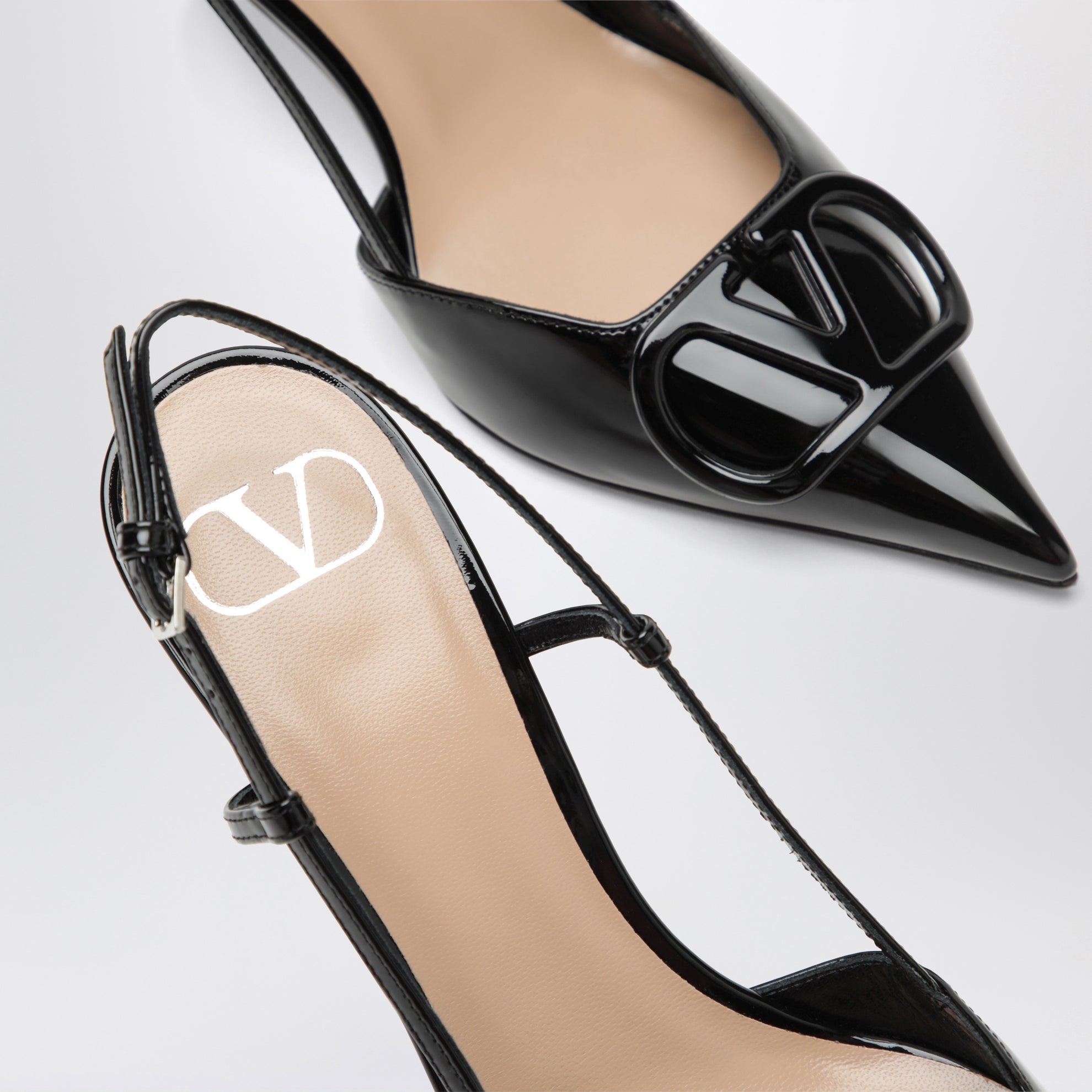 Scarpe slingback nere in pelle verniciata