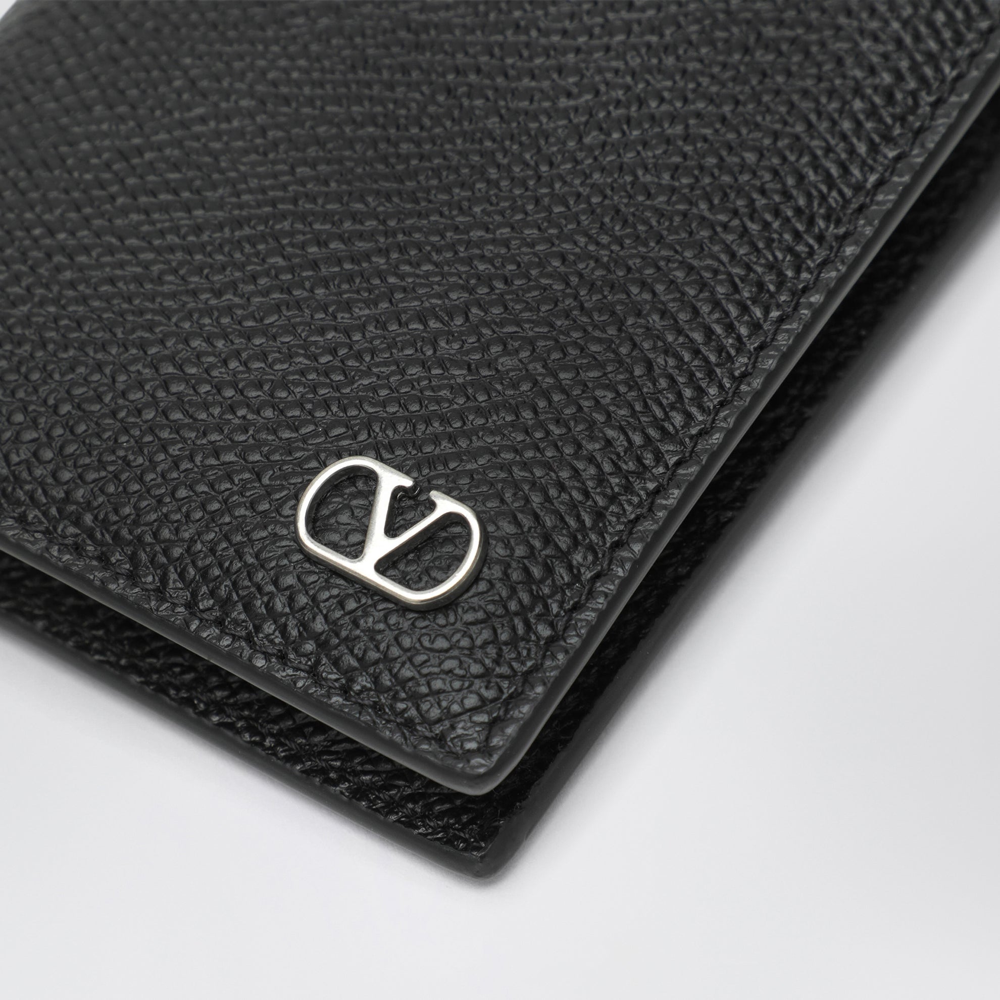 Schwarzes VLogo Signature Portemonnaie aus genarbtem Leder