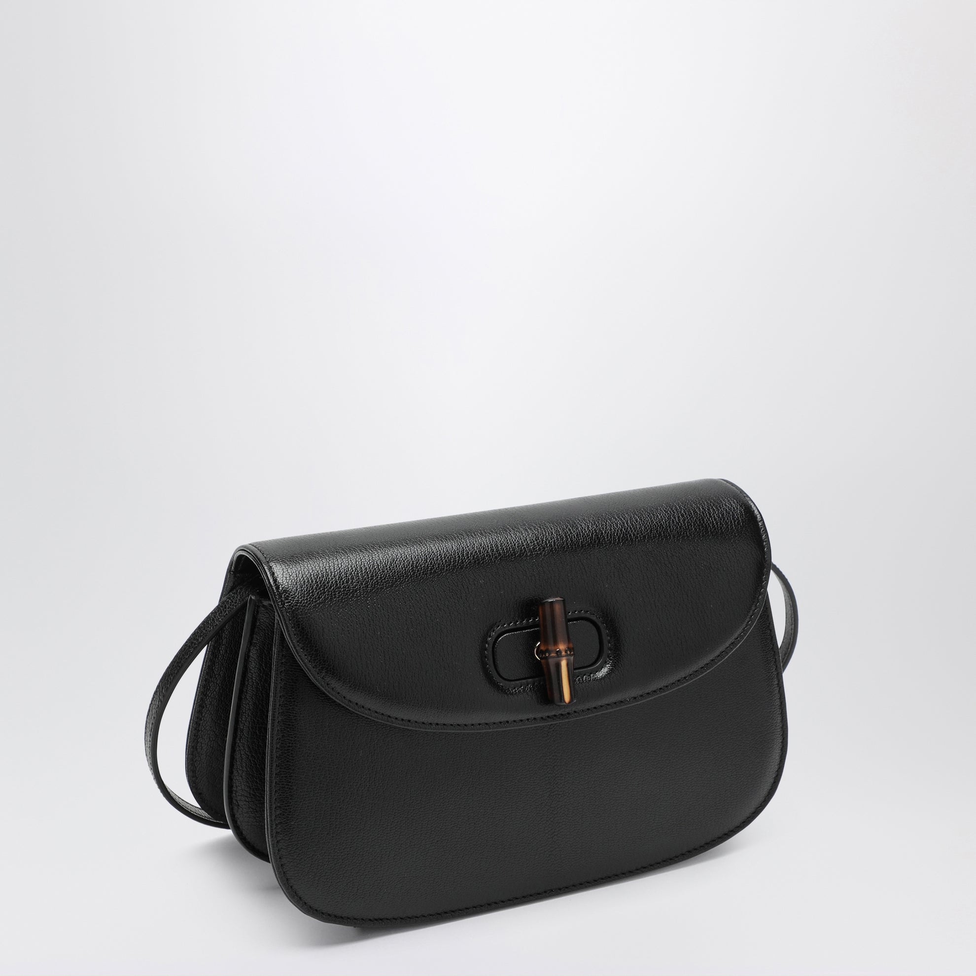 Sac en cuir noir avec fermoir en bambou