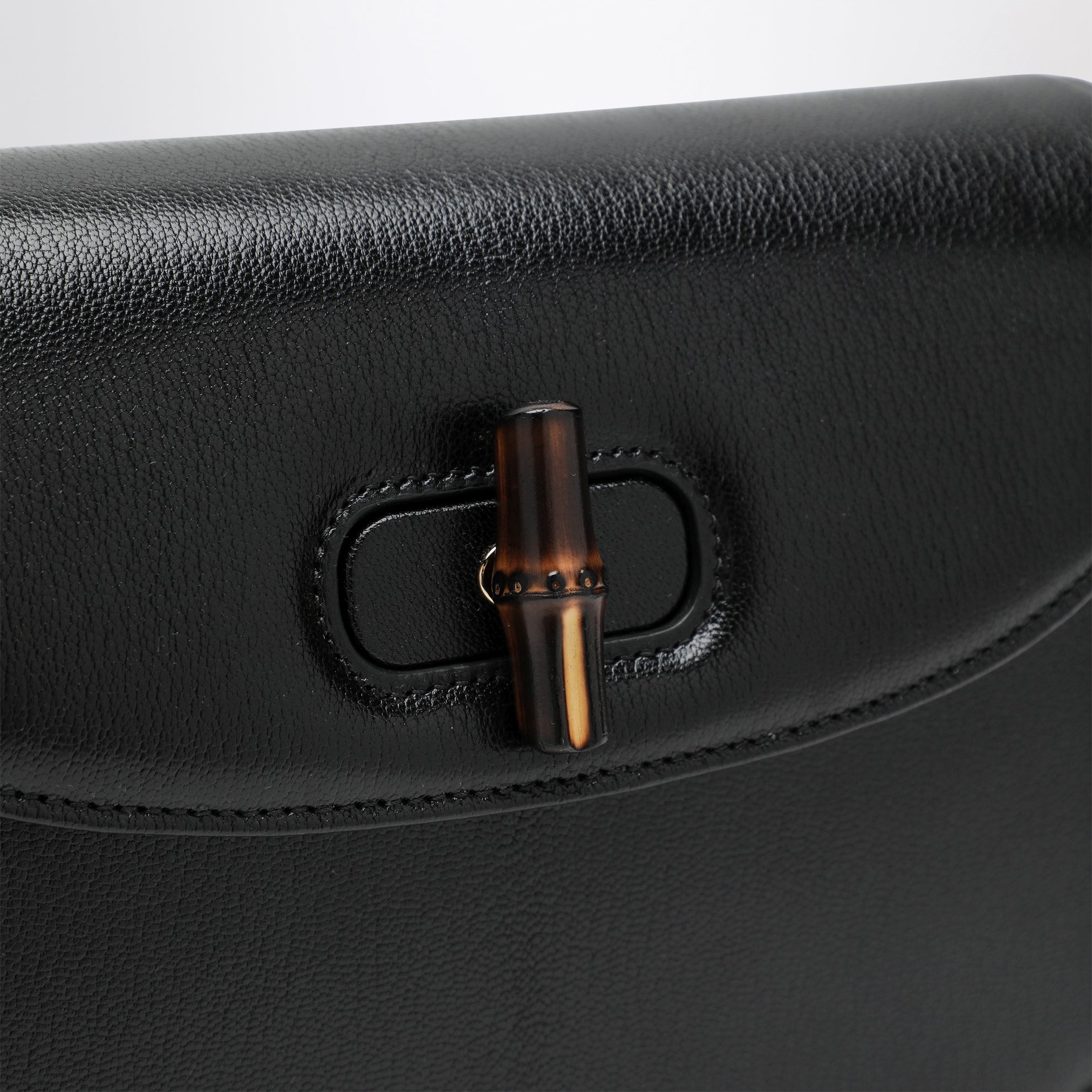Sac en cuir noir avec fermoir en bambou
