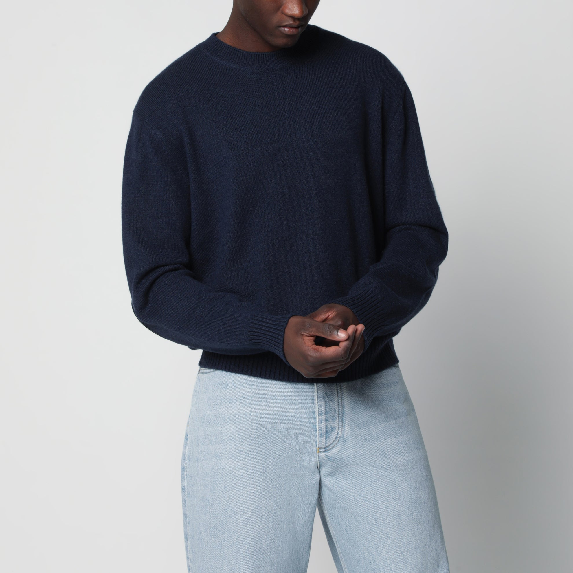 Nachtblauer Pullover mit Intrecciato-Ellenbogenpatches