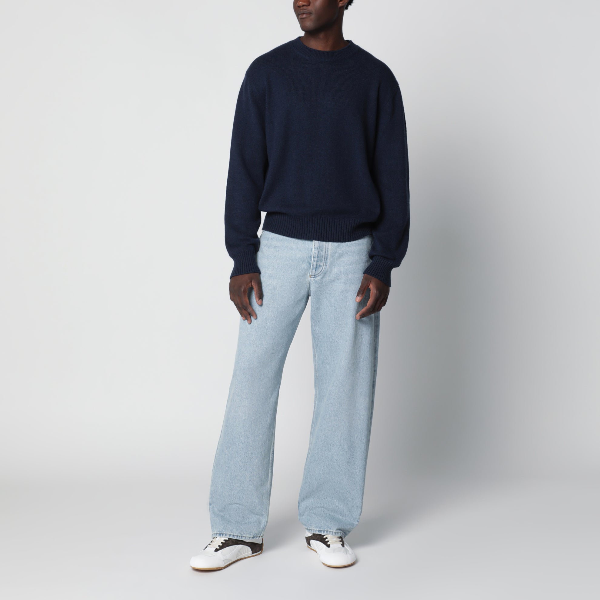 Nachtblauer Pullover mit Intrecciato-Ellenbogenpatches