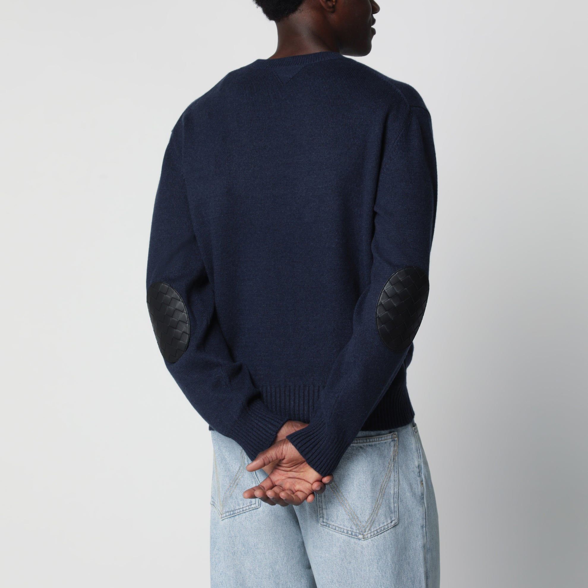 Nachtblauer Pullover mit Intrecciato-Ellenbogenpatches
