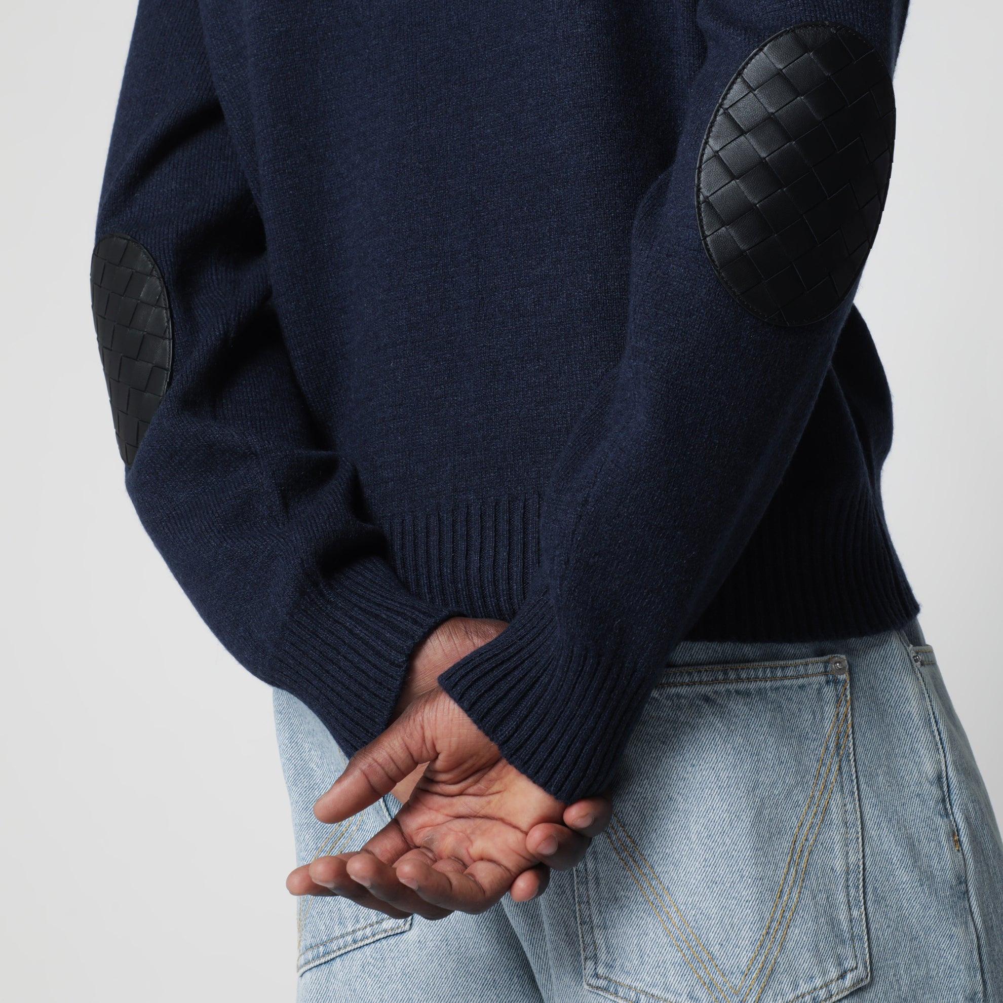 Nachtblauer Pullover mit Intrecciato-Ellenbogenpatches