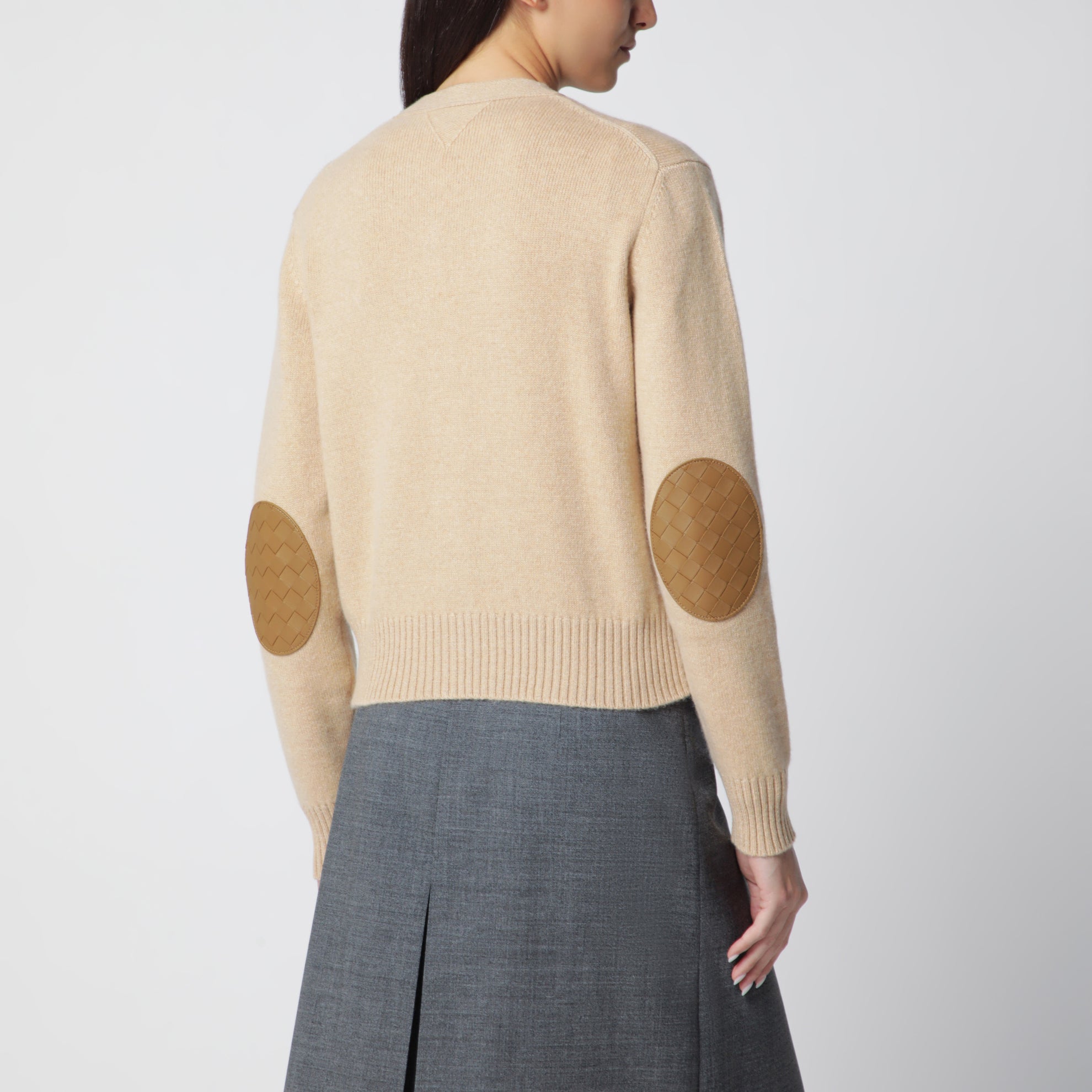 Beiger Cardigan mit Intrecciato-Ellenbogenpatches