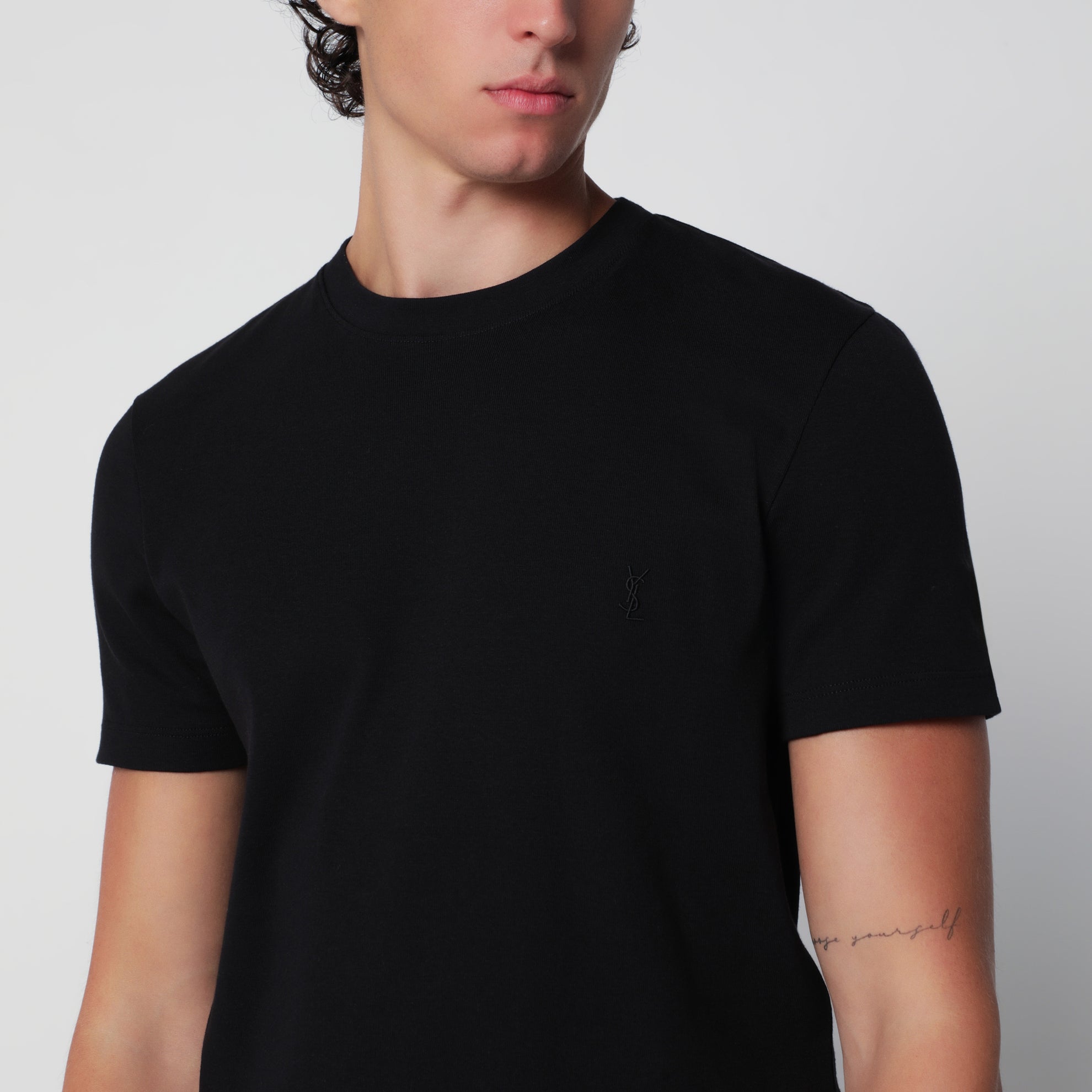 T-shirt Cassandre nera in cotone