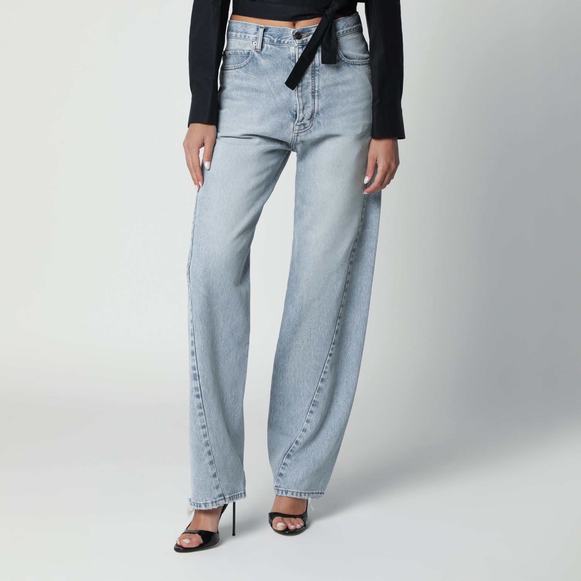 Jeans aus hellblau ausgewaschenem Denim mit gedrehten Nähten